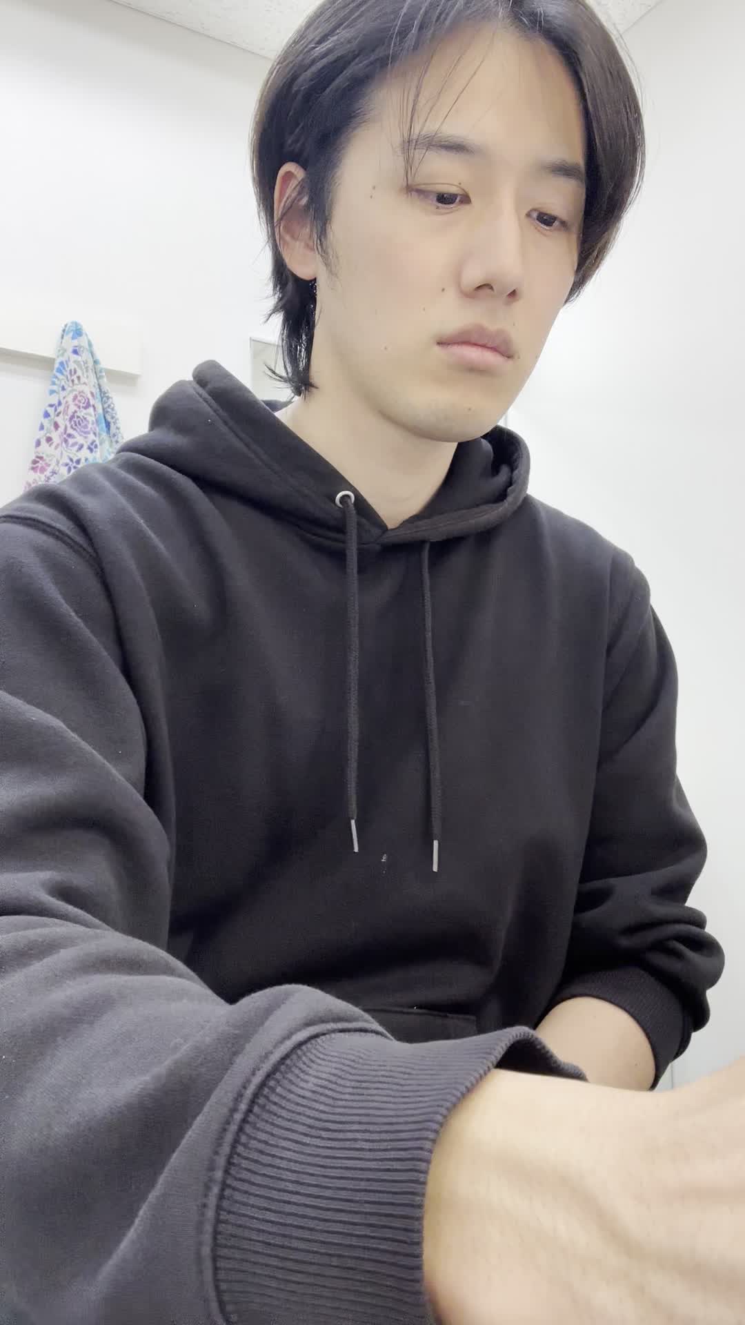 テーブルでノートに書きながら考える真剣な姿