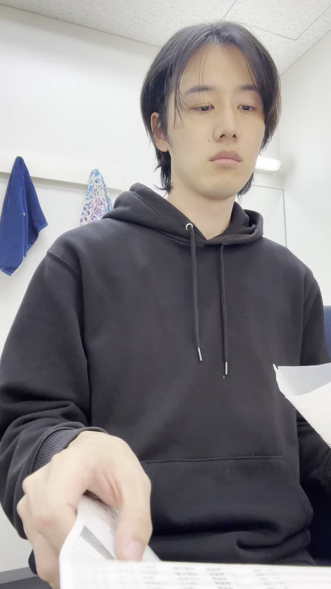 テーブルに広げた書類をまとめながら、「これで決まりかな」と満足する姿