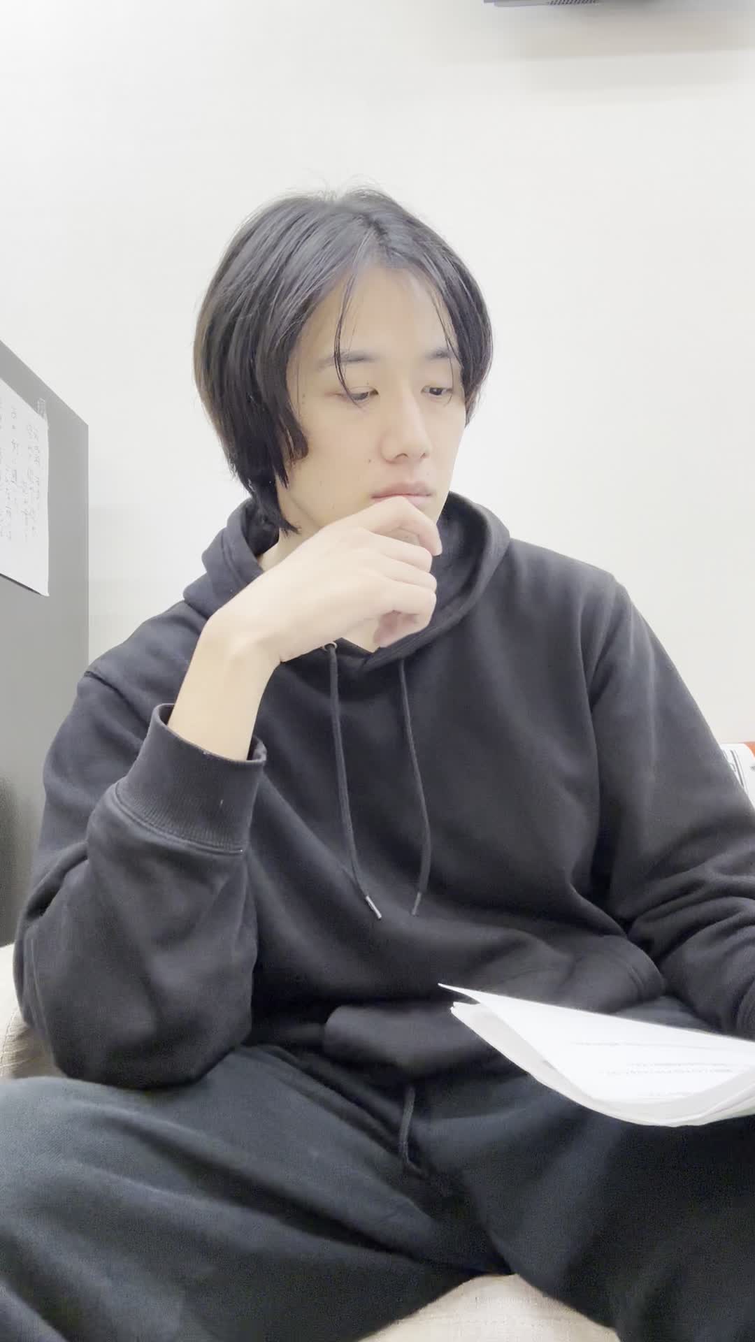ソファで家計簿を広げながら、「この保険料なら大丈夫かも」と軽く頷く姿
