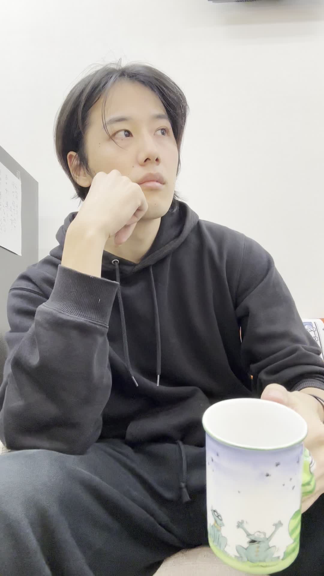 ソファでカップを手に、「この選択で家族を守れる」と納得した様子