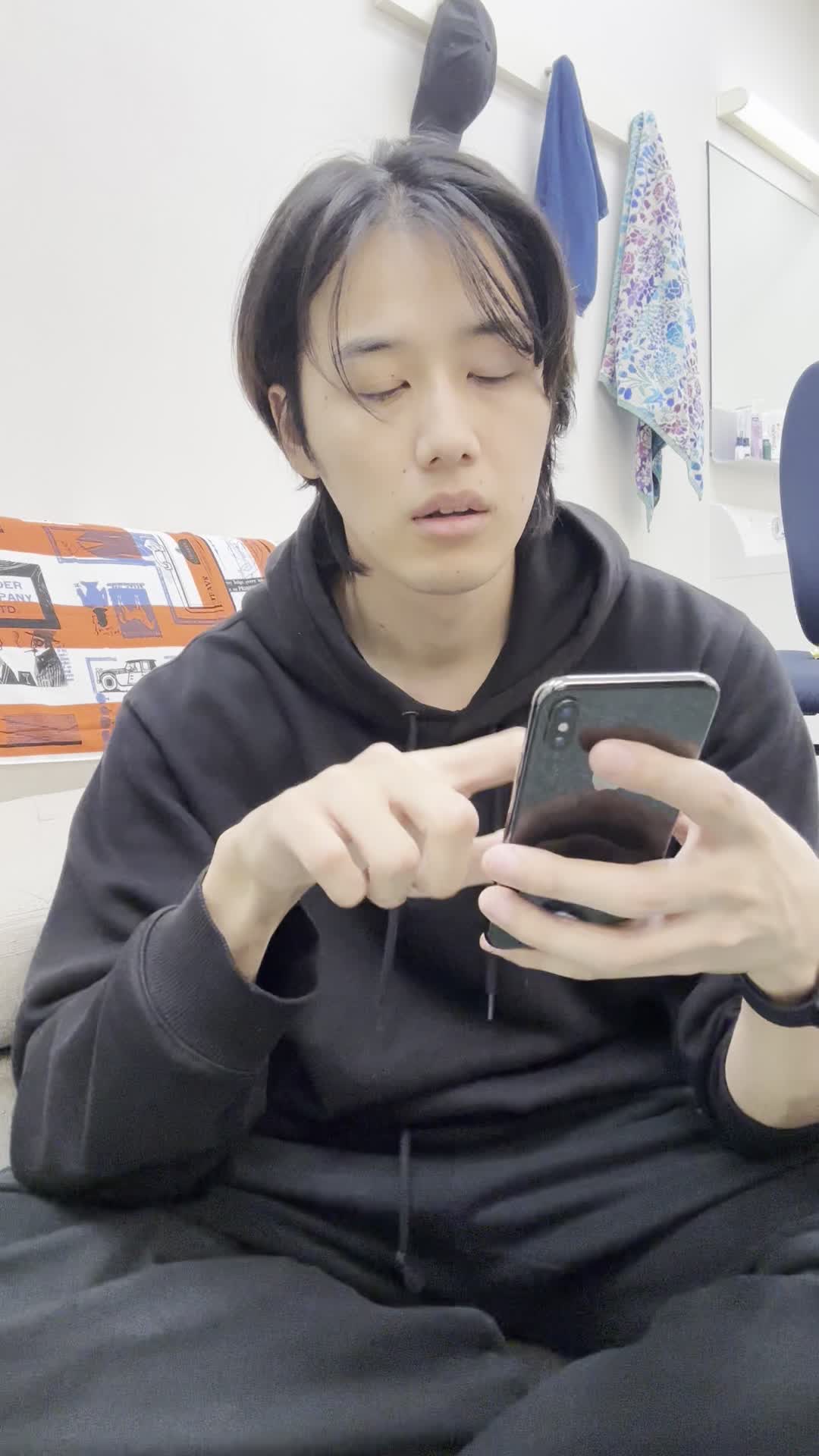 ソファでスマホを操作し、「保険の窓口」を検索してホッとした表情を見せる