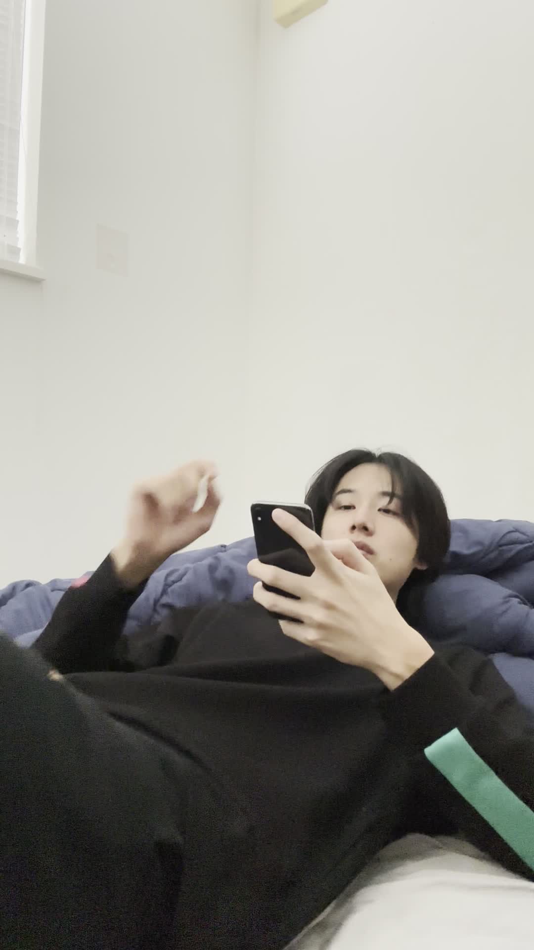 ベッドで脚を伸ばし、スマホの画面を見ながら「契約前にチェックするポイント」を確認する表情