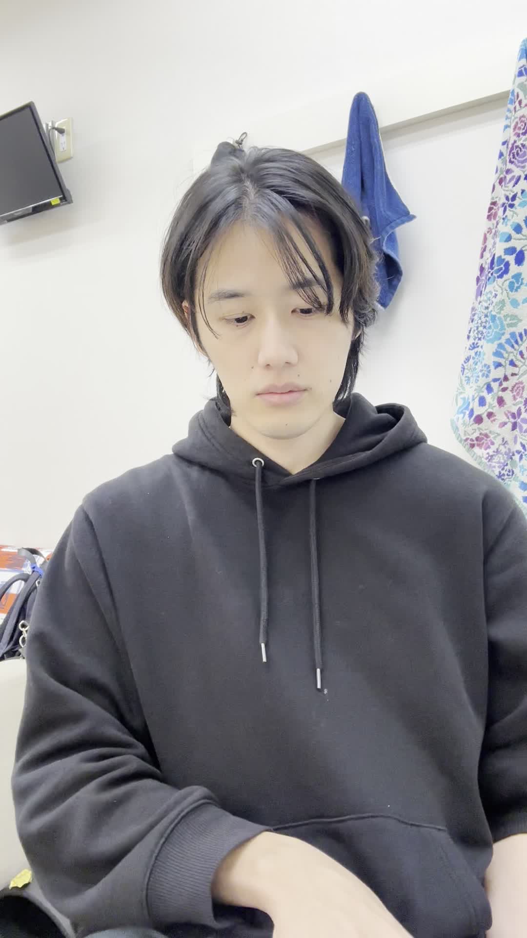 椅子に腰掛け、資料を閉じて「これで次のステップに進もう」と決意を示す表情