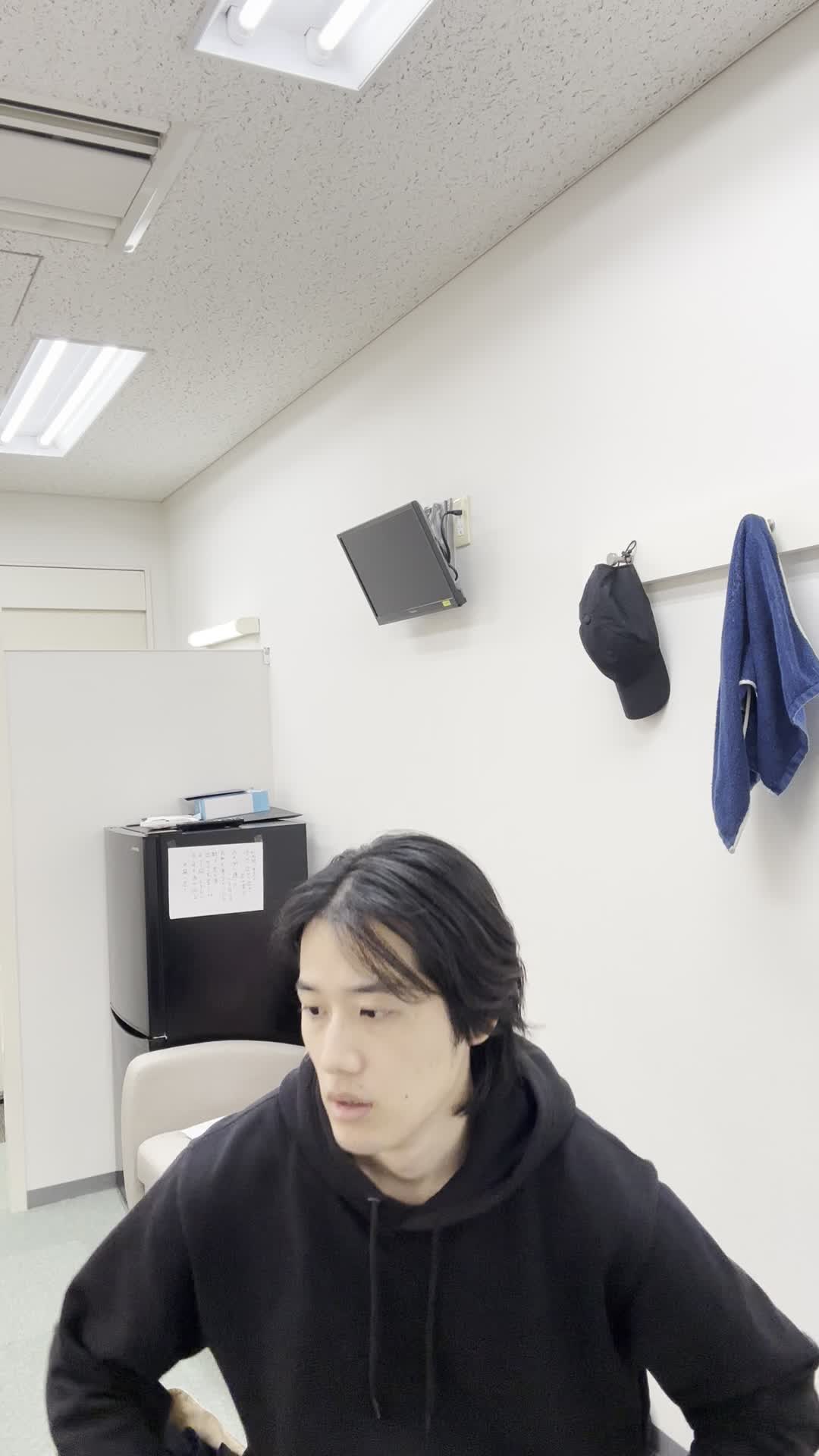 椅子から立ち上がり、「これで備えは万全」と自信を持つ笑顔を見せる動作