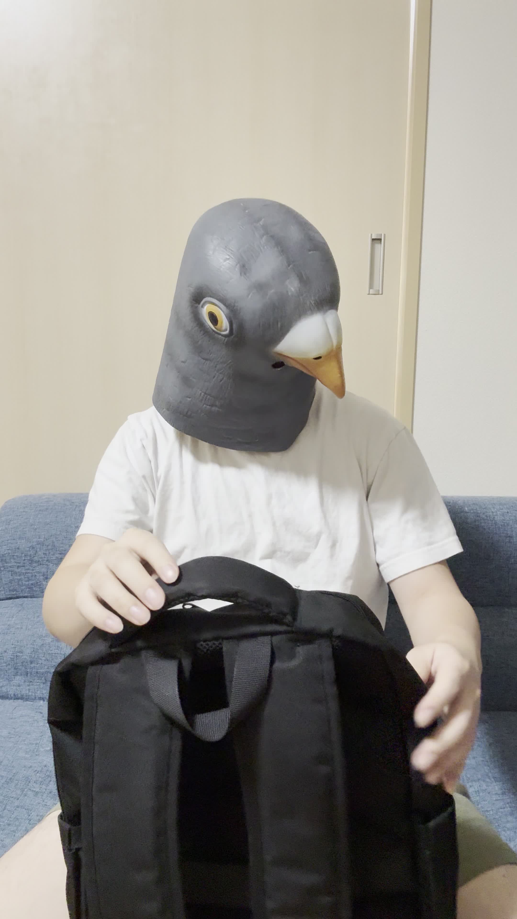 ソファでカバンの中を確認しながら、「体臭ケアスプレーを常備する」様子