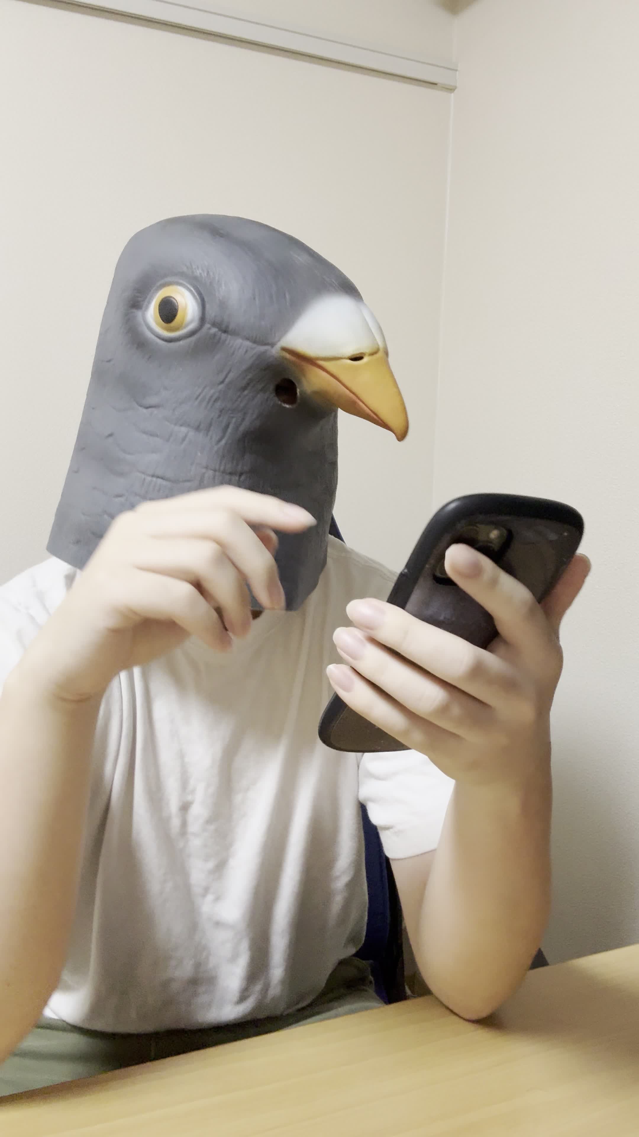 テーブルでスマホを操作しながら、「体臭ケアのおすすめ商品を調べる」集中した様子