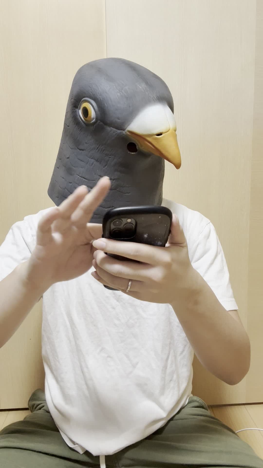 床でスマホを持ちながら、「これを使えば変わるかも！」と期待する動作