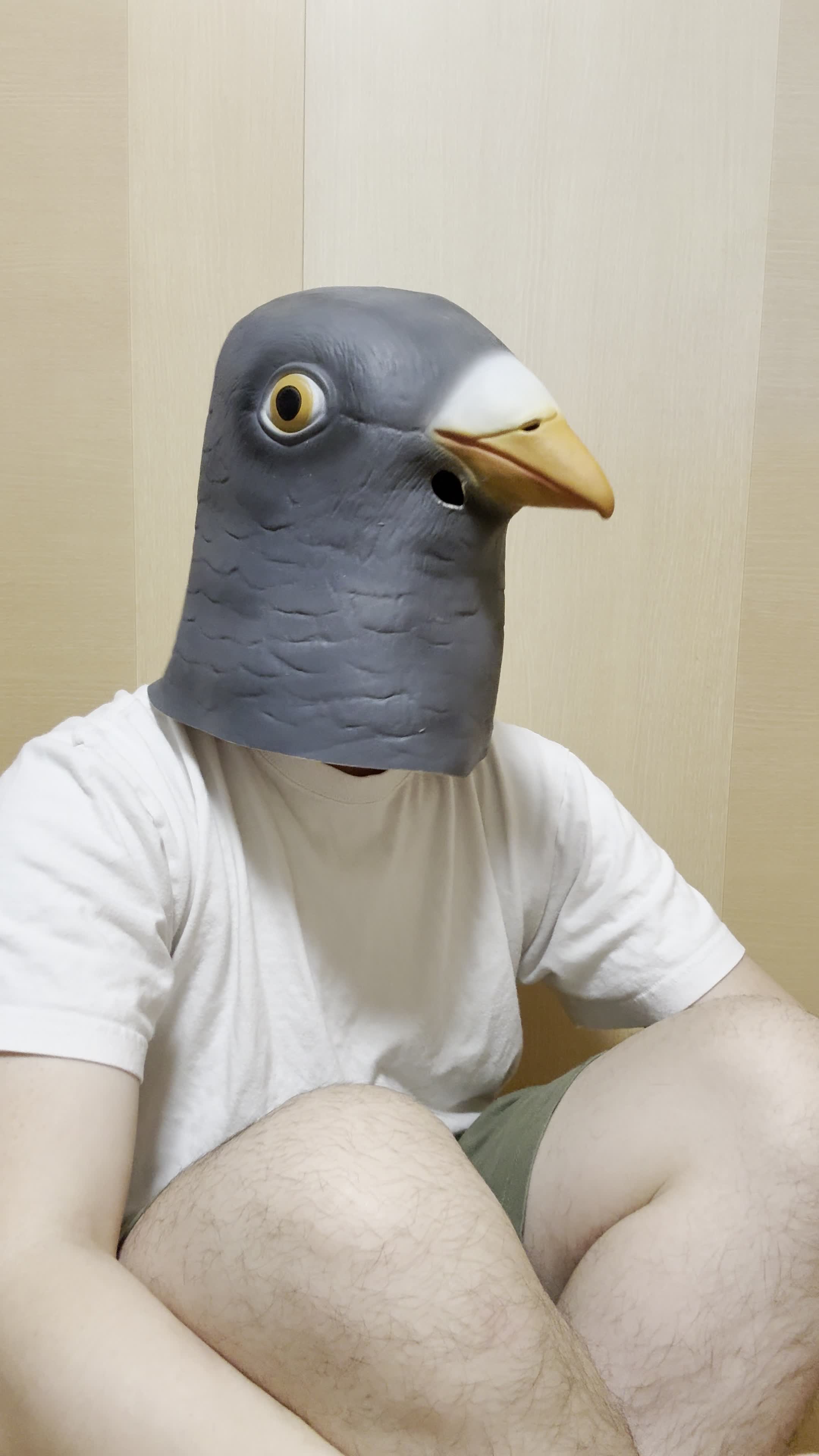 床で膝を立てて座り、「体臭が気にならない生活がどんな感じか想像する」微笑む姿