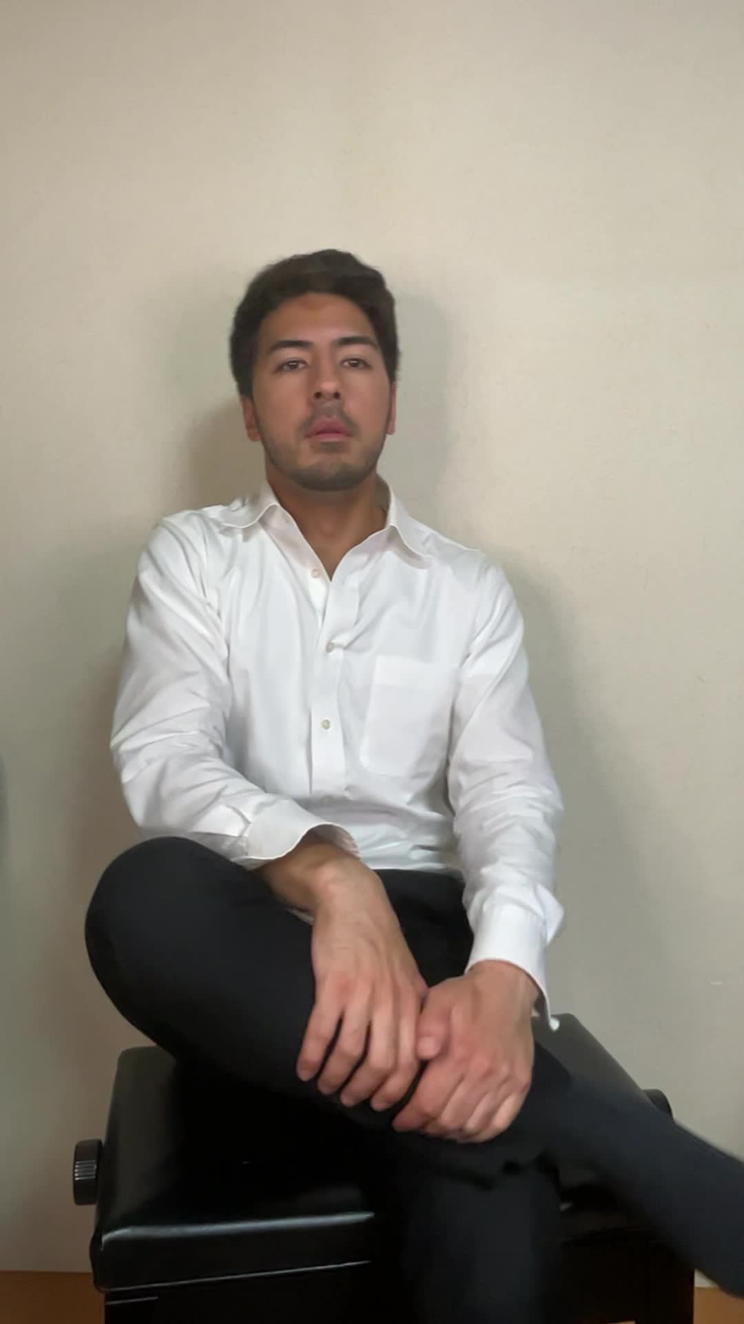 ソファで膝を抱え、「疲れやすくて何もする気が起きない」とため息をつく様子