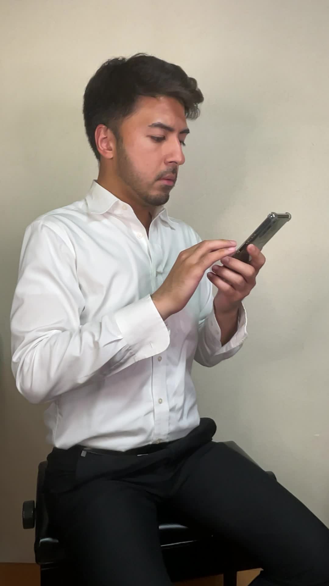 テーブルでスマホを見ながら、「体調を整える方法を必死に検索する」真剣な表情