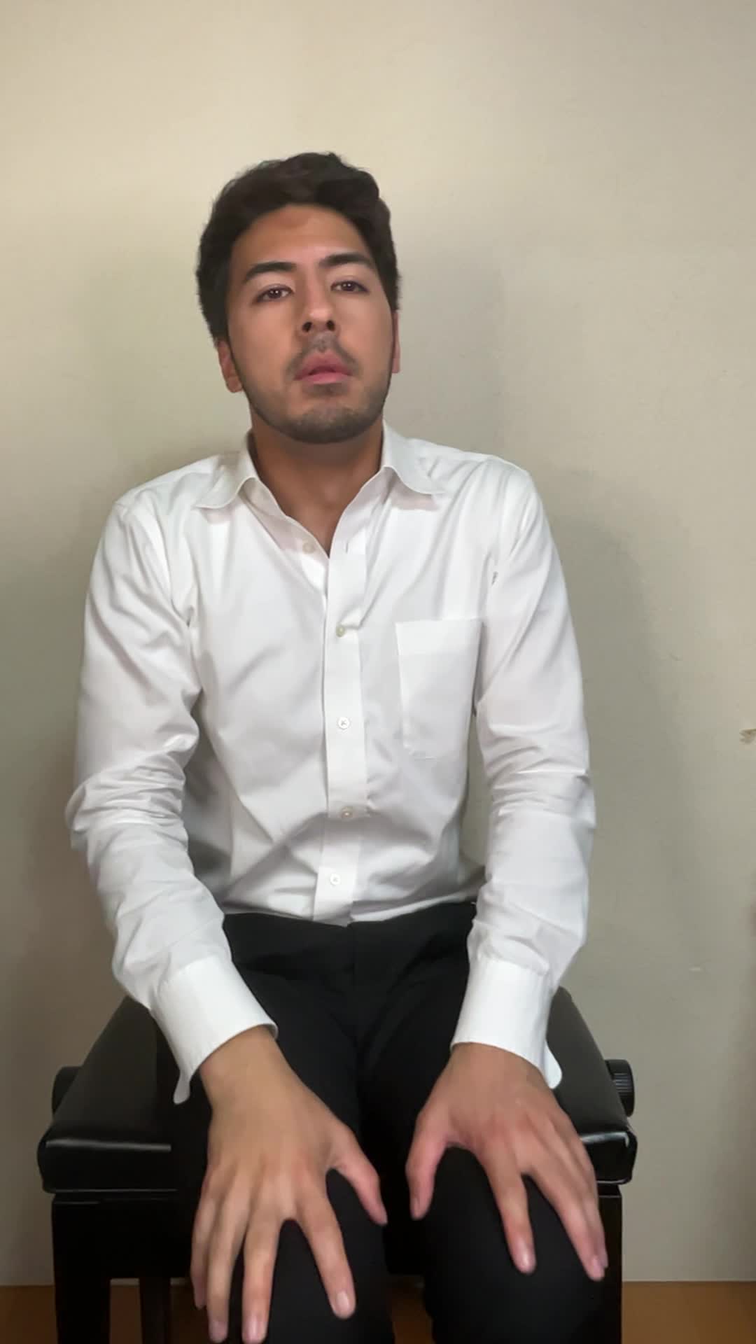 床に座り込み、「最近体が重くて動きが鈍い」と両手を膝に置いて考え込む姿