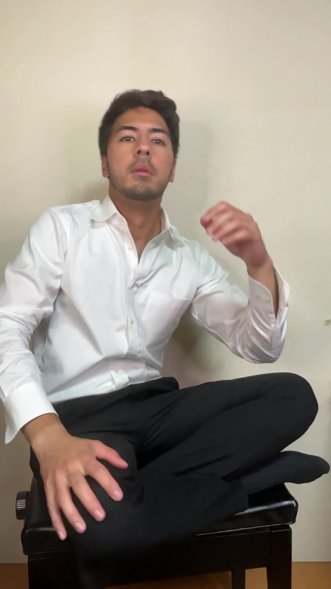 床で膝を抱えながら、「日中のエネルギー不足をどうにかしたい」と考え込む姿