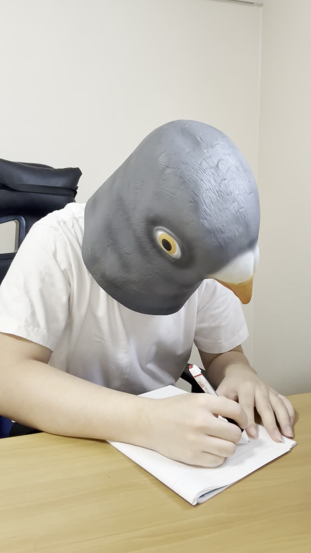 テーブルでノートを開き、「面接で伝えるポイントを書き出す」真剣な表情