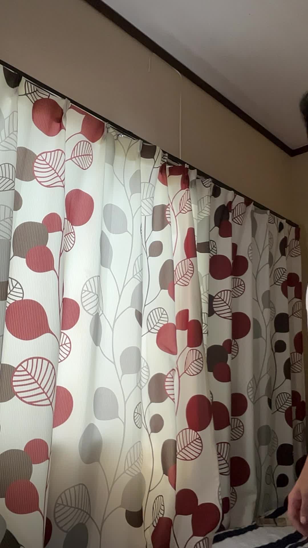 窓の鍵をゆっくり回して開閉する仕草