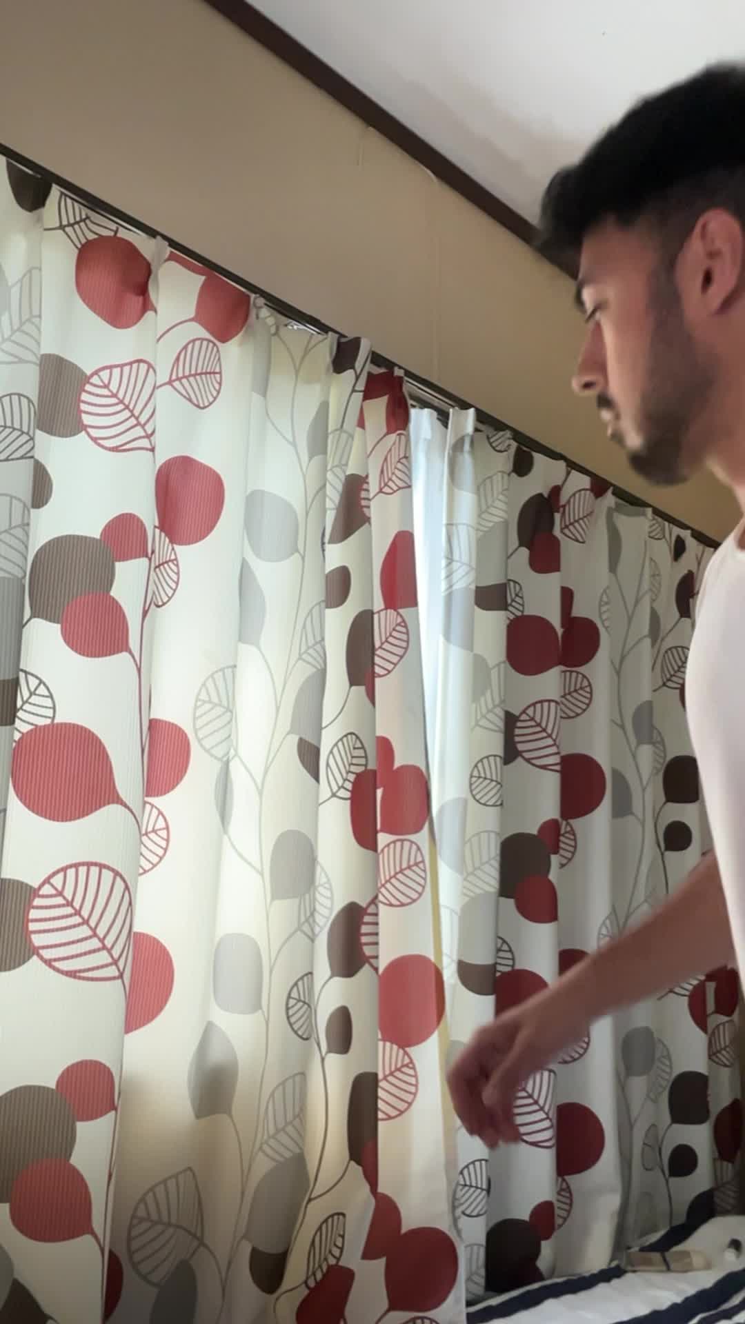 窓際に立って、カーテンを動かす仕草