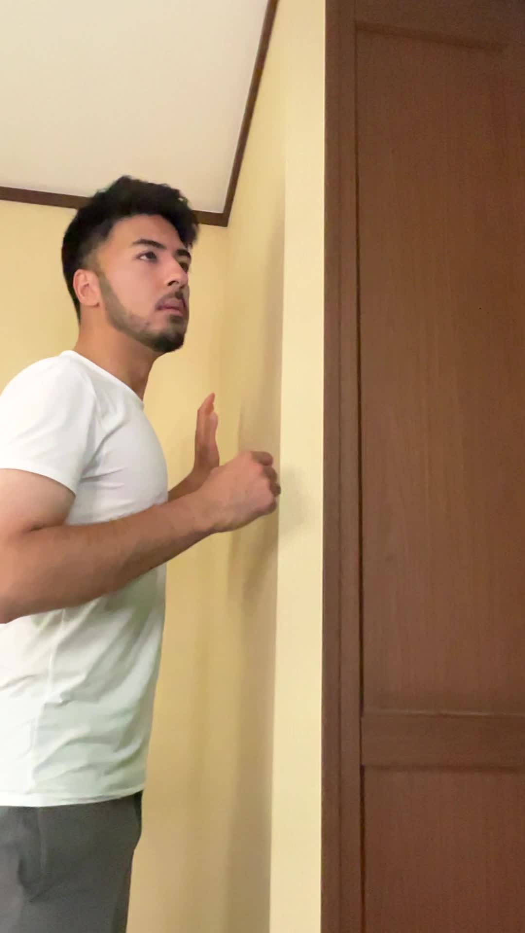 壁に近づいて軽くノックしながら耳を傾ける