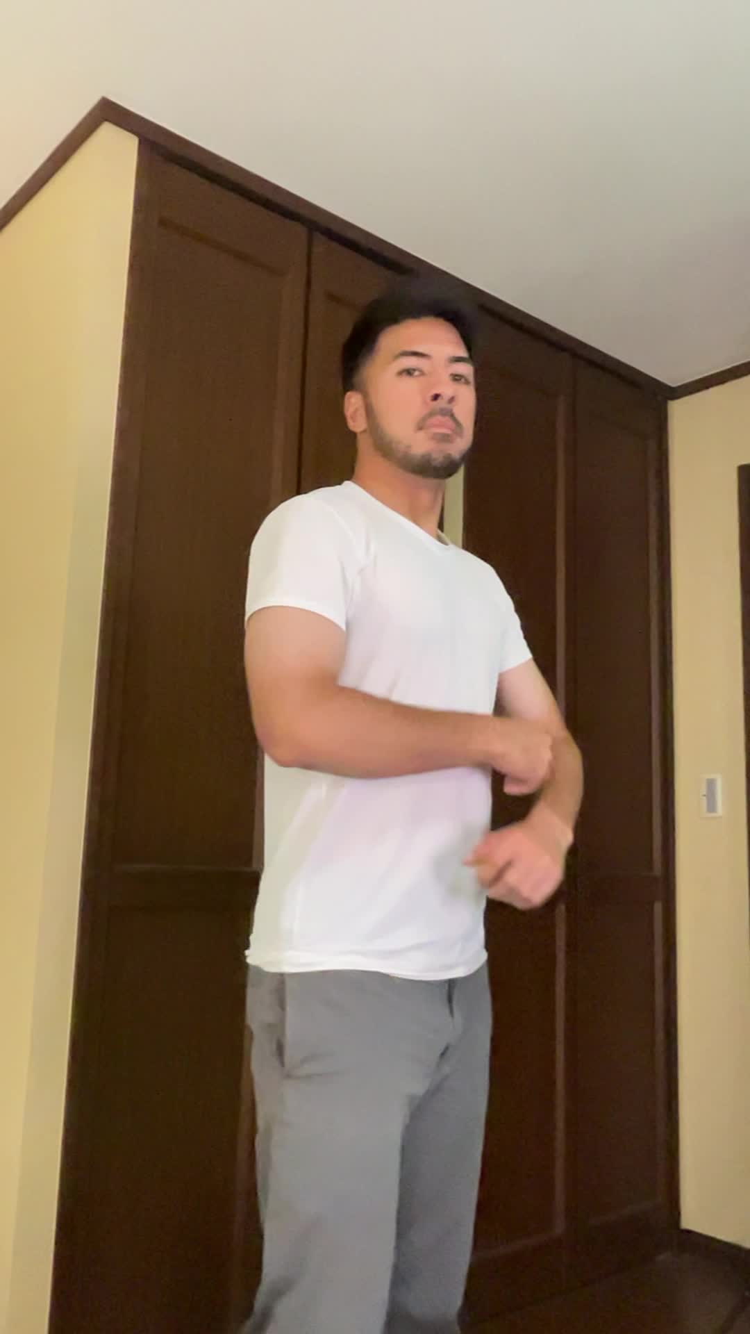 部屋の中心で腕を組みながら考え込む