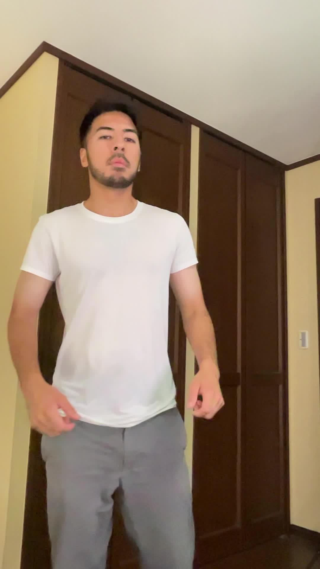 軽くストレッチをしながら部屋を見渡す