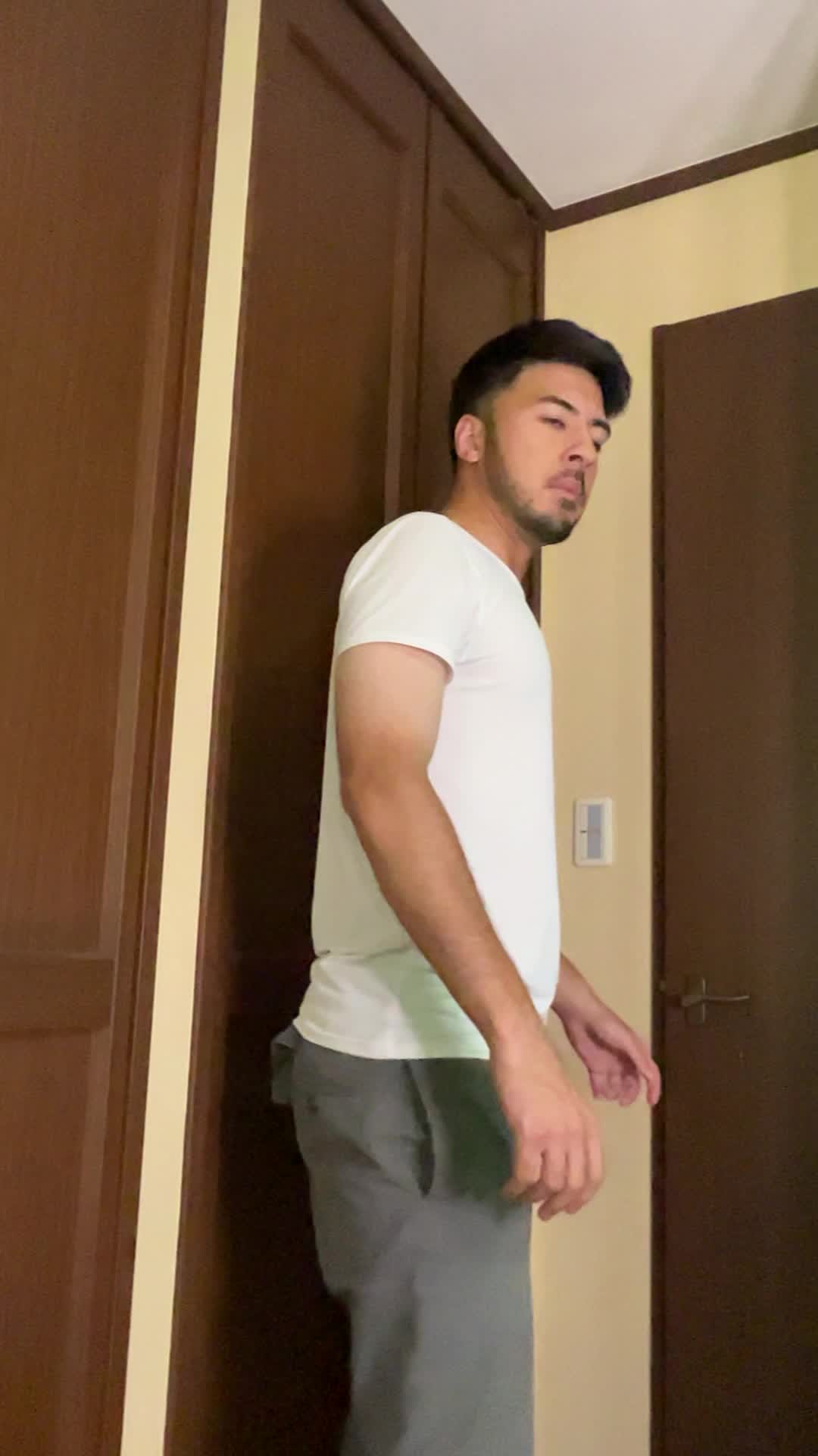 ドアを開けたまま外の方を覗き込む仕草