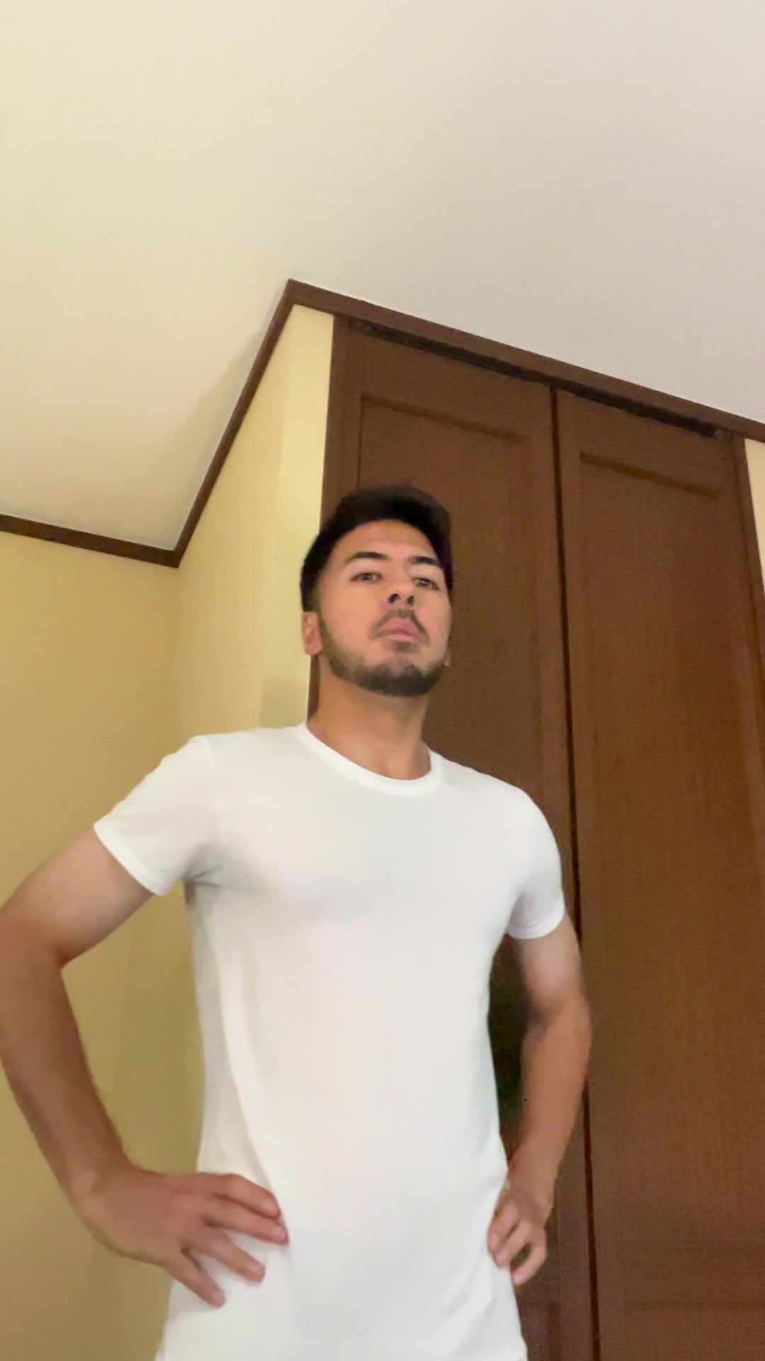 天井を見上げて目を細めるように眺めている