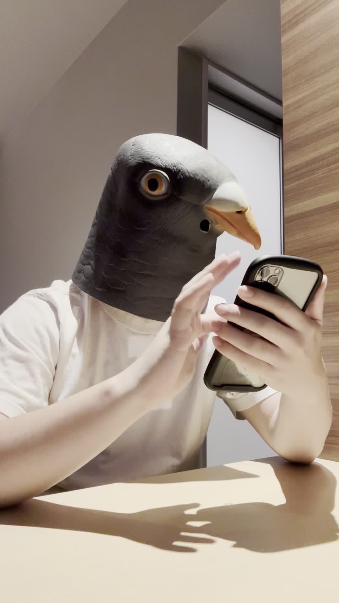 テーブルでスマホを見ながら、「便秘の原因を検索して悩む」真剣な表情