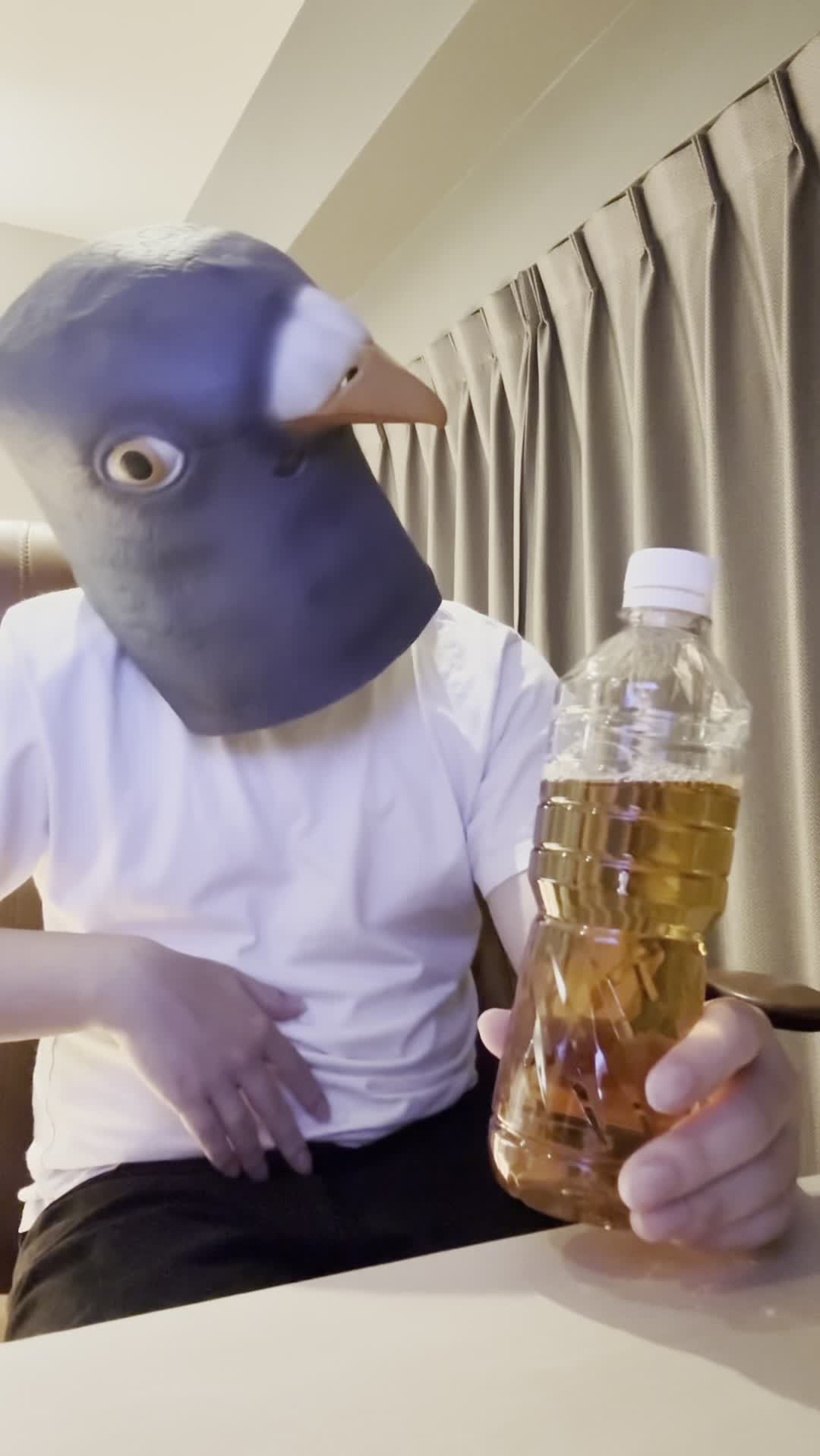 テーブルで飲み物を前に、「これが腸に良いのかな？」と少し戸惑う様子