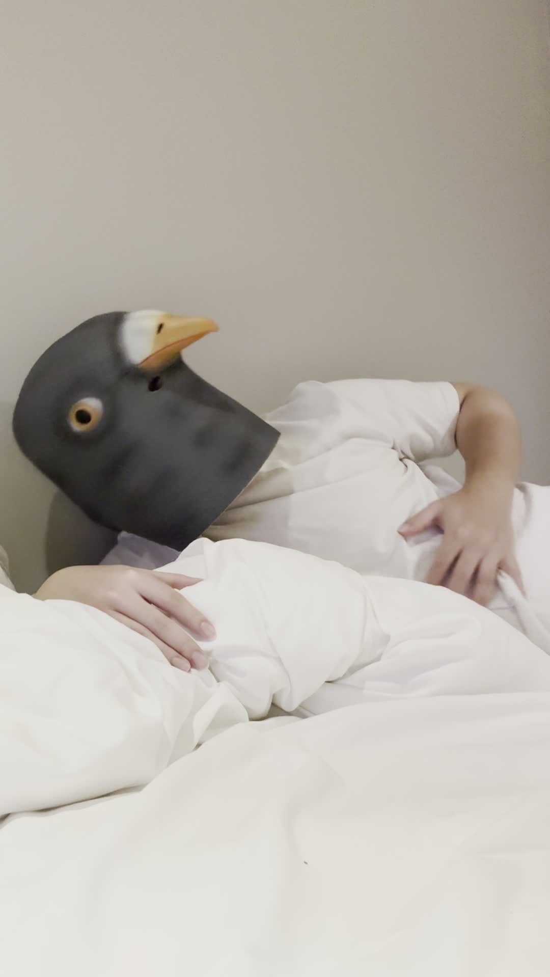 ベッドで横になり、「また便秘が続いている…」と眉をひそめて悩む表情