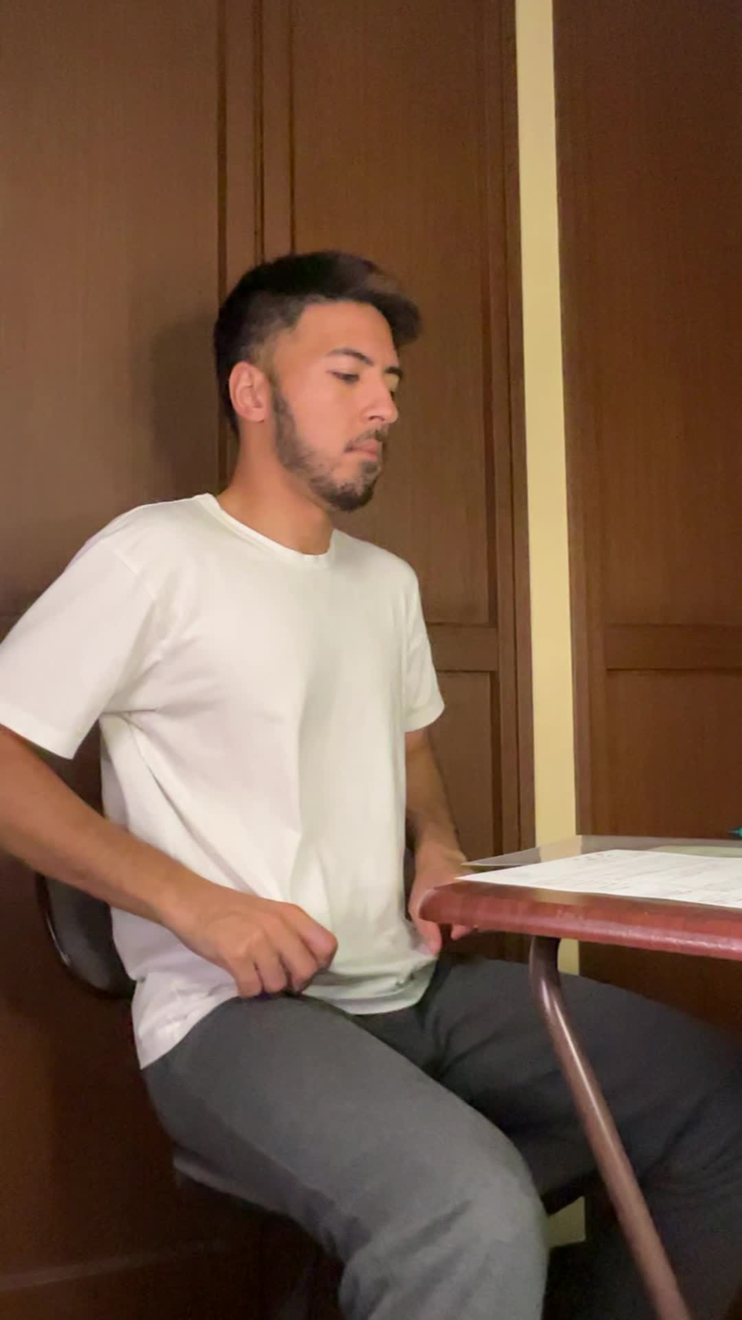 ソファでクッションを抱え、「家族のためにどのプランがいいんだろう」と悩む様子