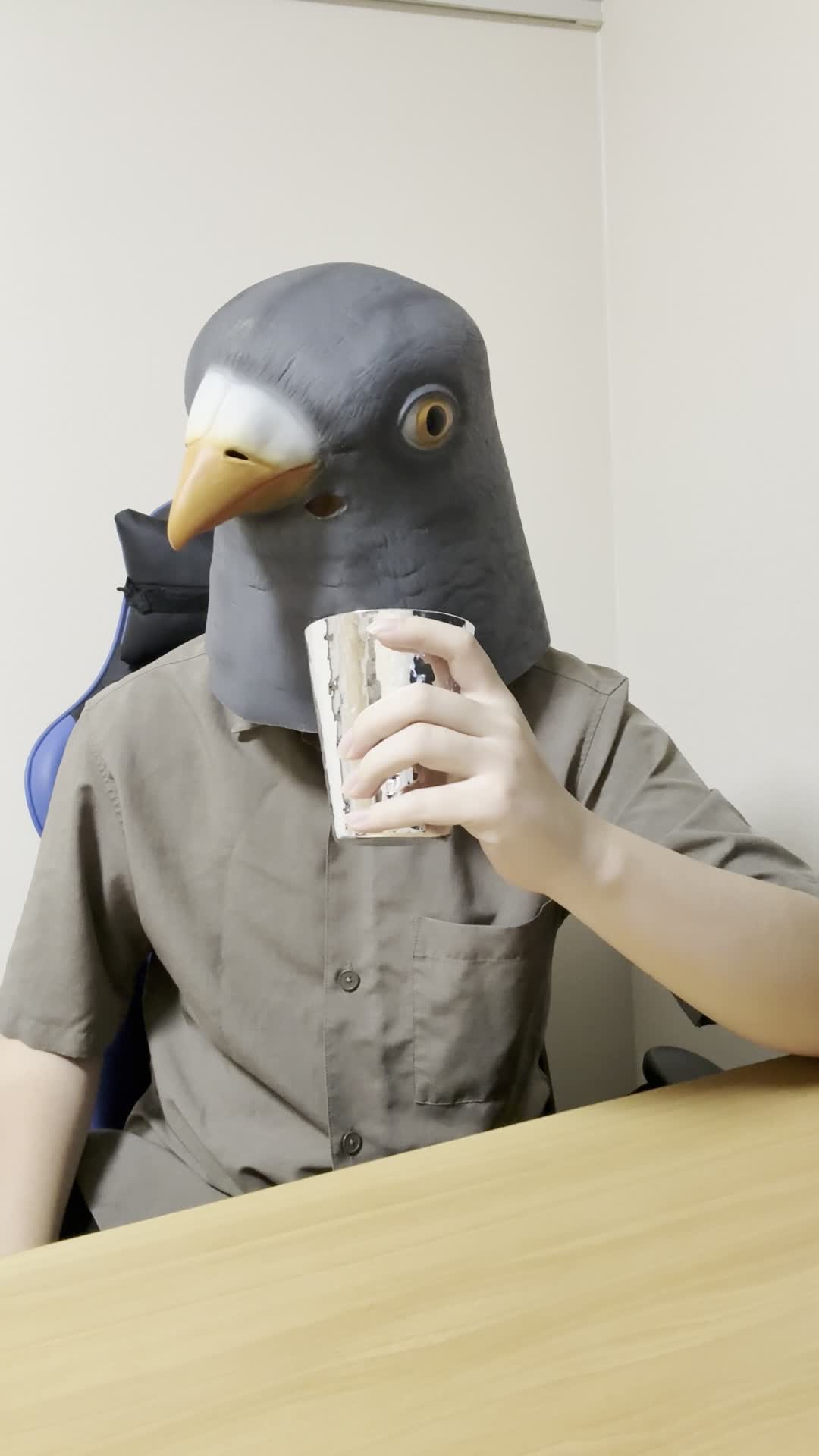 テーブルで飲み物を手に取り、「これで改善するなら試したい」と期待する微笑み