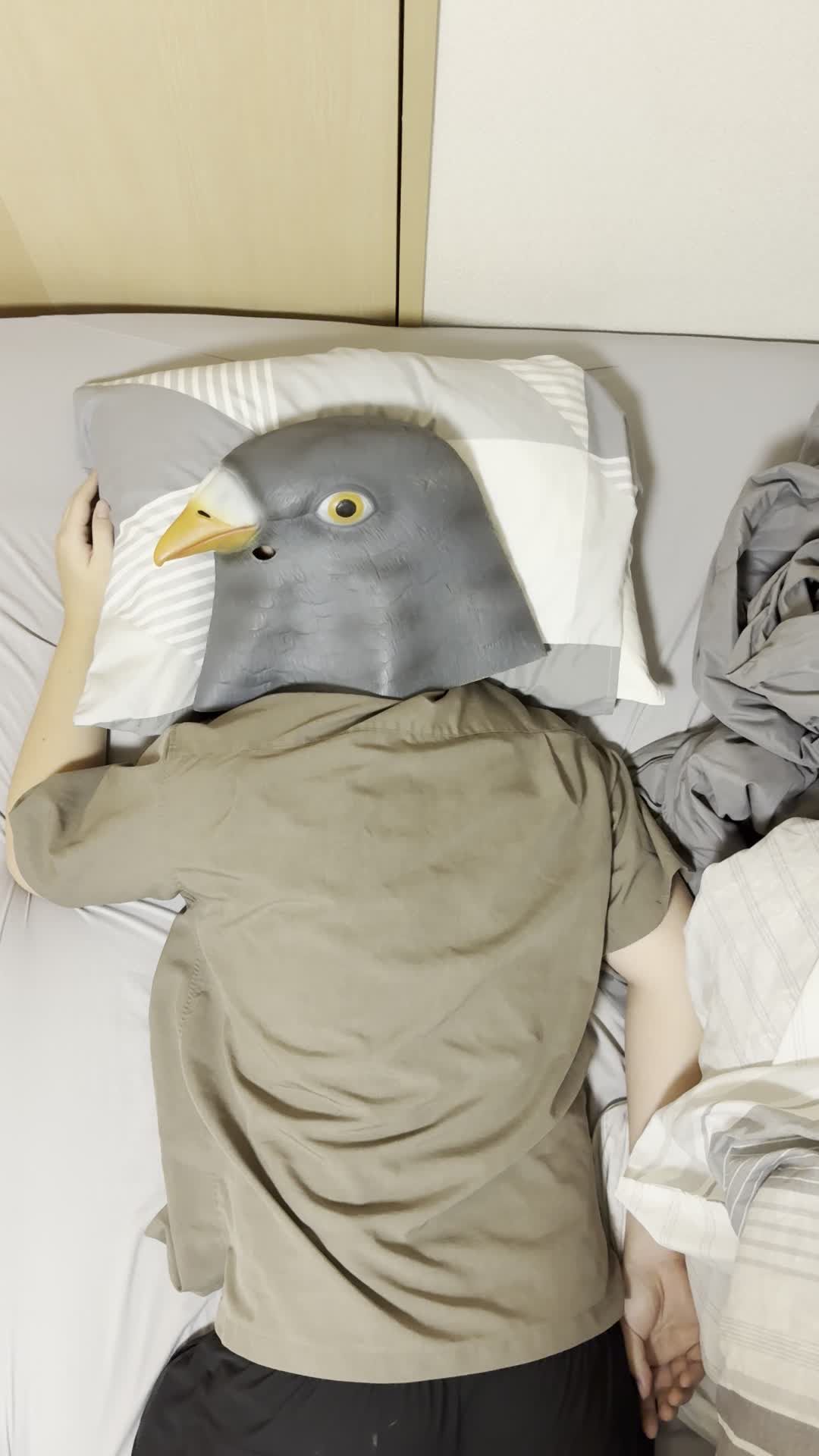ベッドで横になり、「朝から体がだるくて起き上がれない」とうつ伏せになる動作