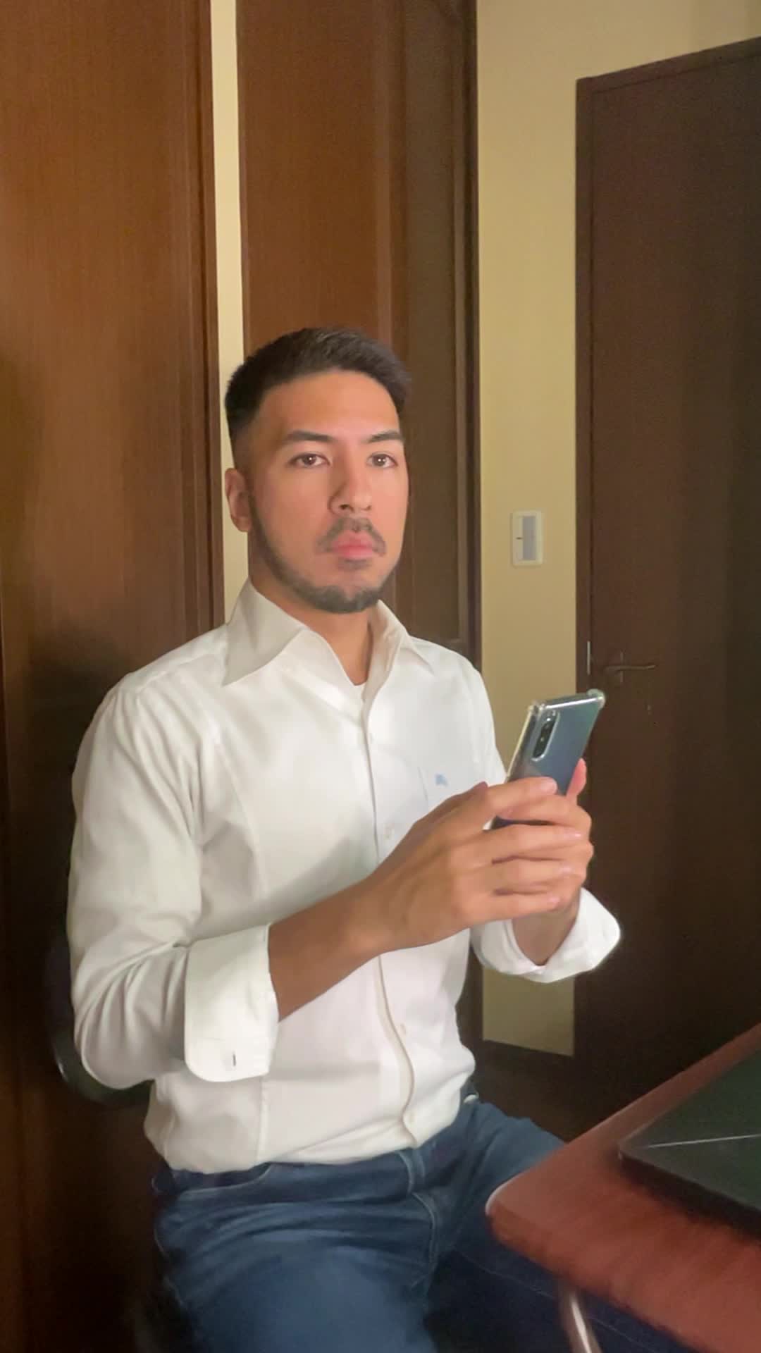 スマホを両手で掲げ、「これだ！」と嬉しそうに跳ねる仕草