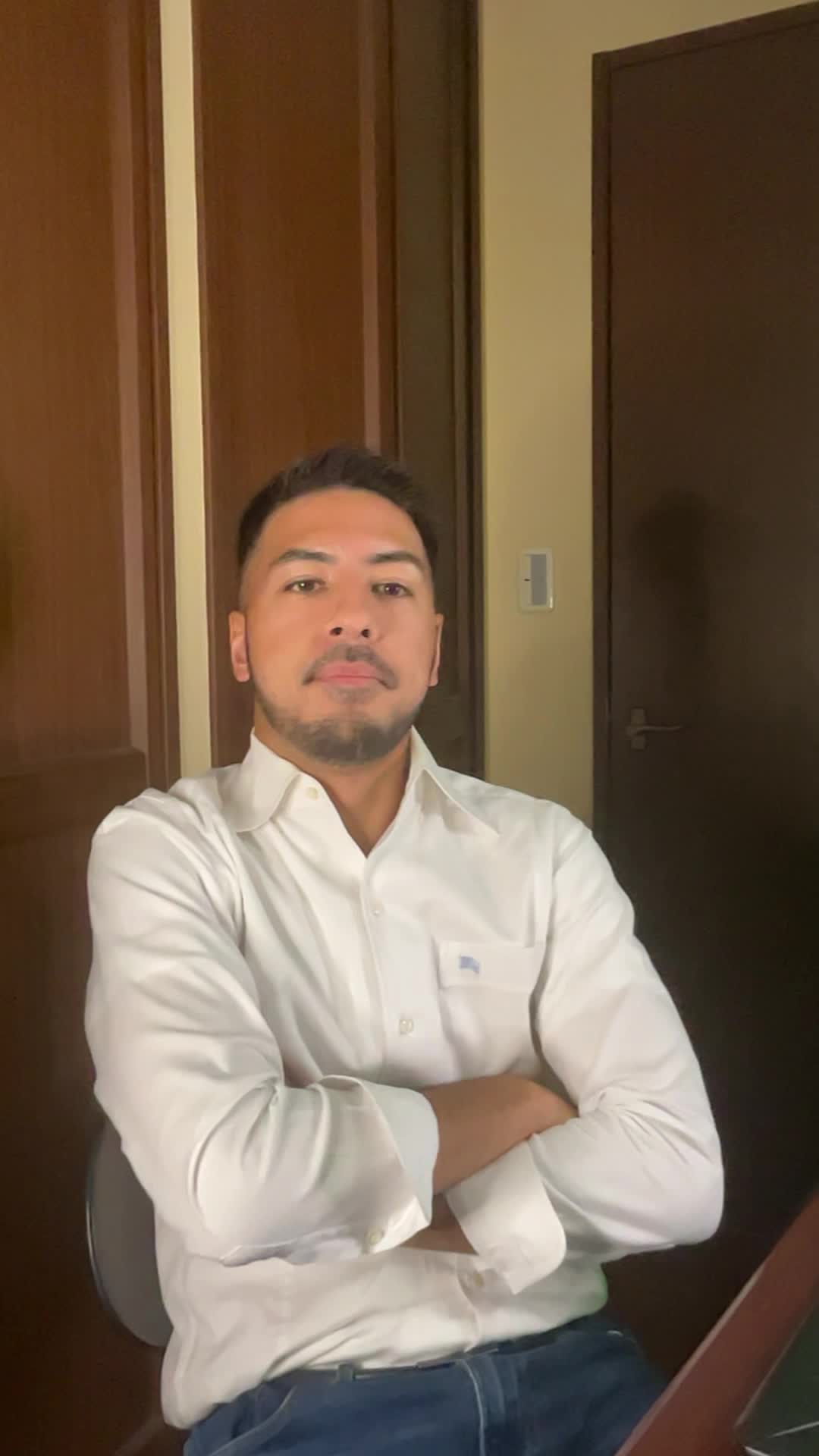 ソファでリラックスしながら、「ちょっと頑張れば…」と軽く微笑む顔