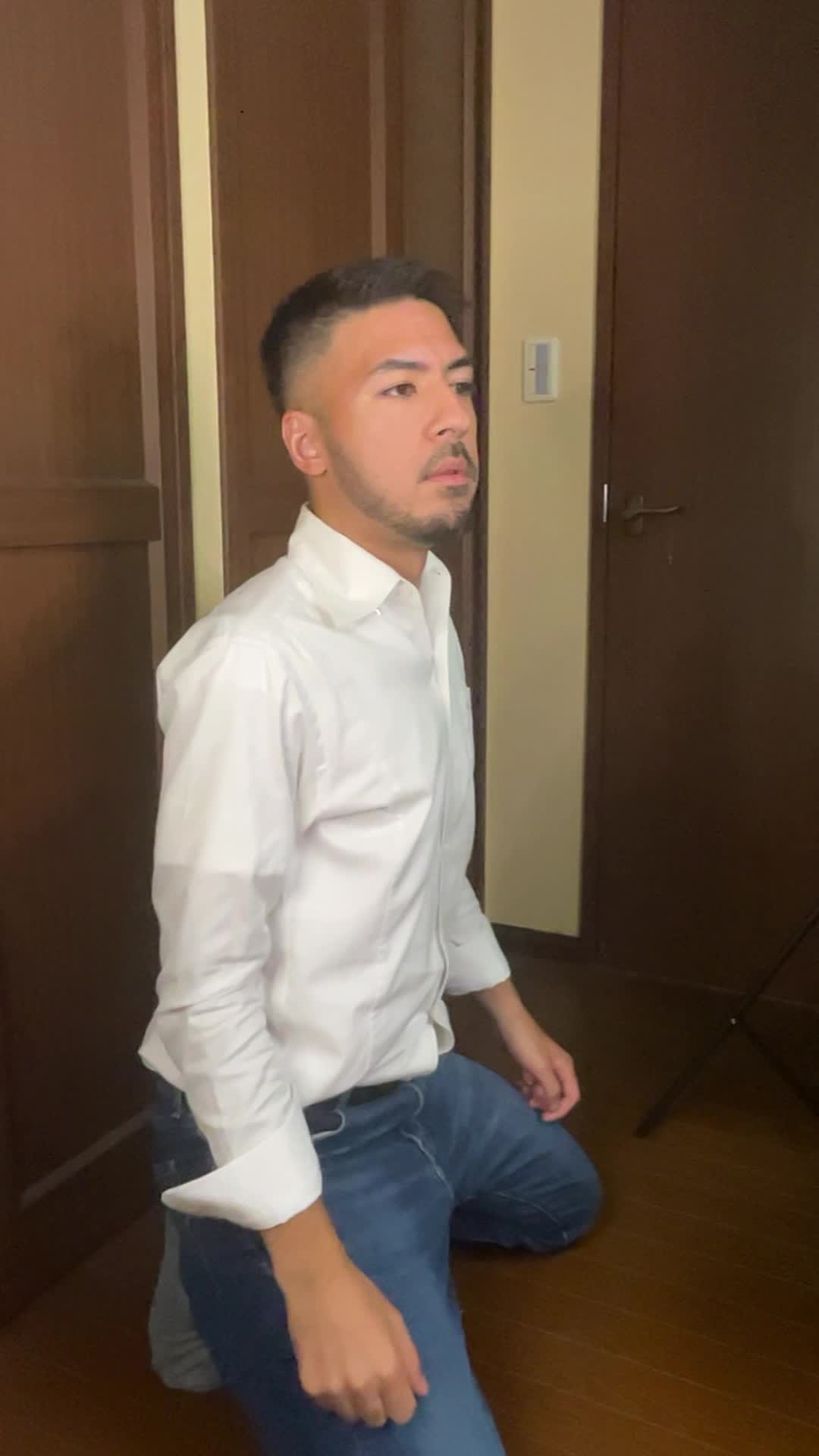 床に膝をつき、「これしかない！」とドラマチックに両手を広げる動作