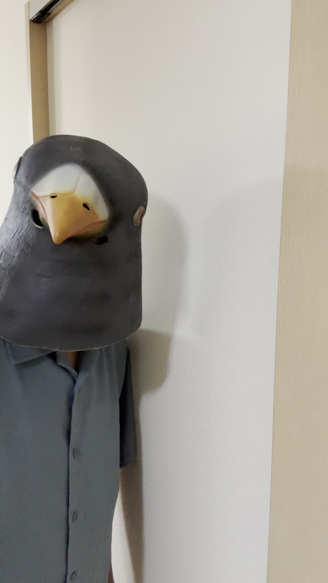壁に耳を当てて何かを聞いているような仕草