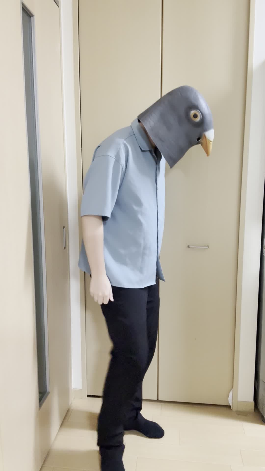 軽く床を踏みながら音を確認するような仕草