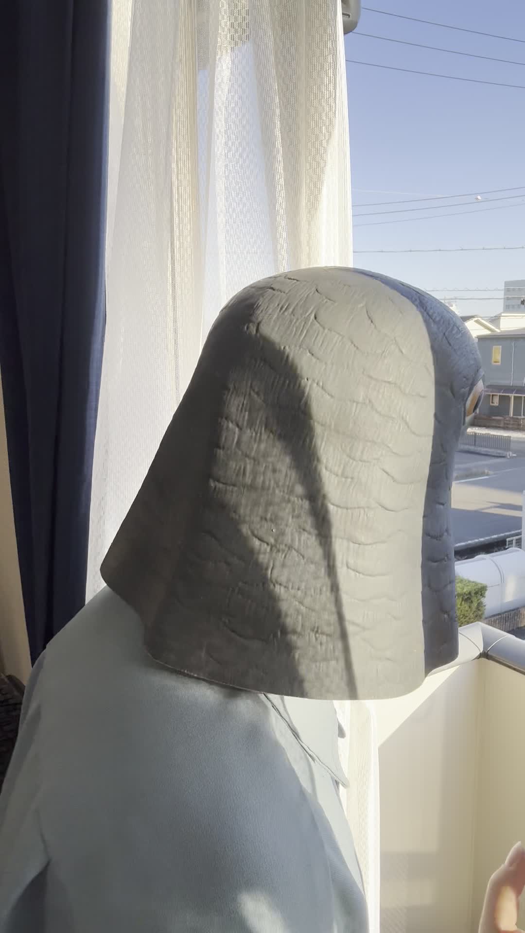 ドアを開けたまま外の方を覗き込む仕草