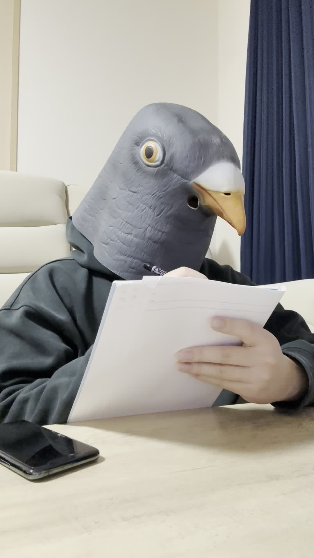 テーブルでノートに書きながら考える真剣な姿