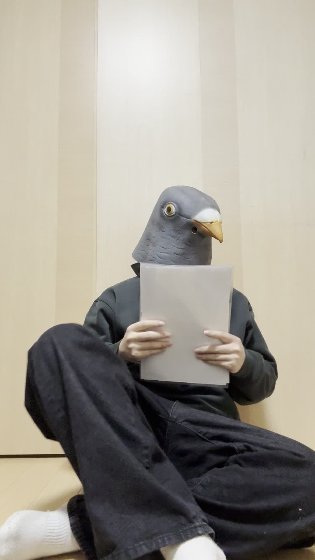 床に膝をつき、カタログをじっと見つめて「これにするか」と迷う様子