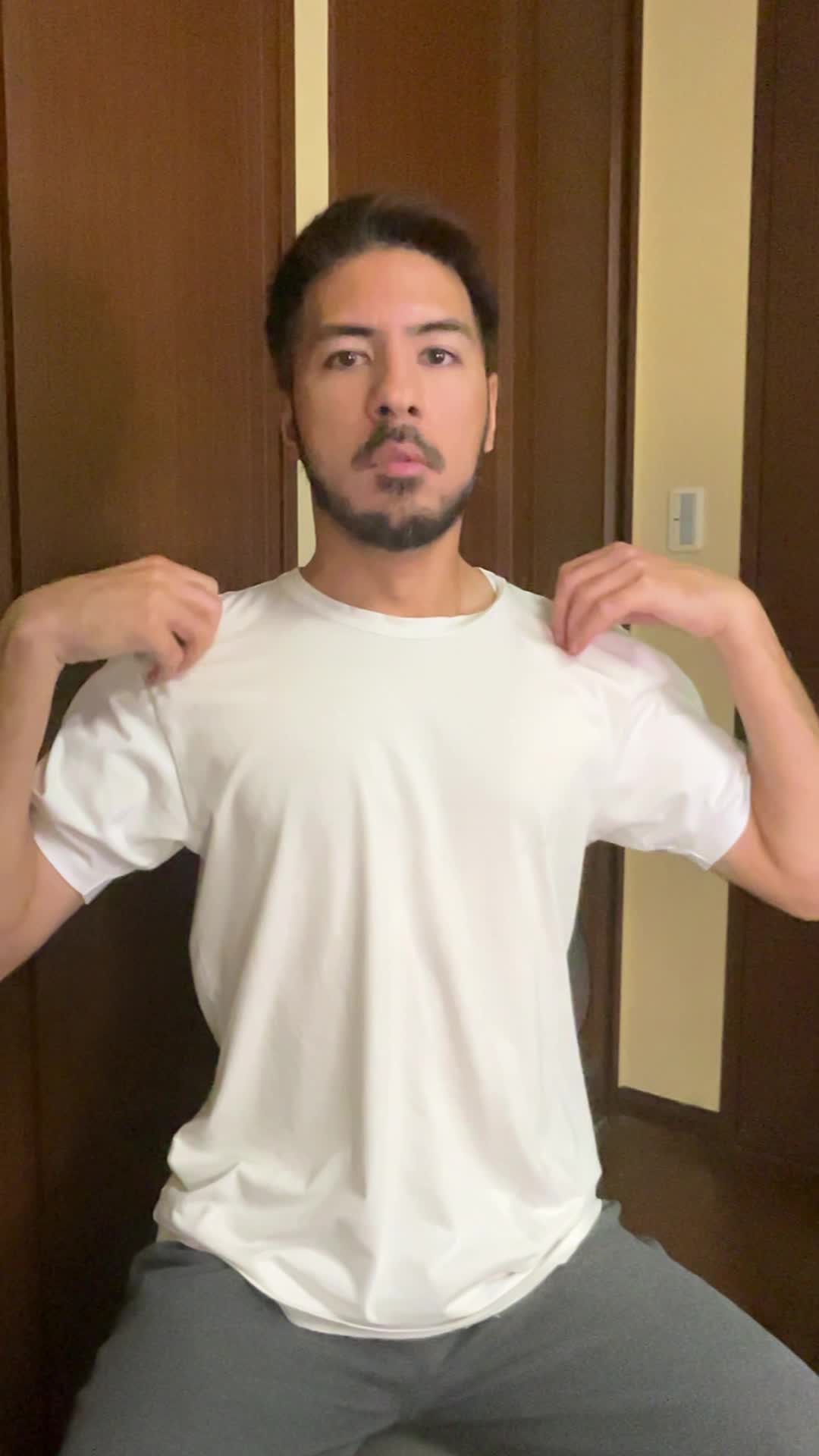 椅子に腰掛け、腕を大きく回しながら「ウォーミングアップ完了！」と言いたげな仕草