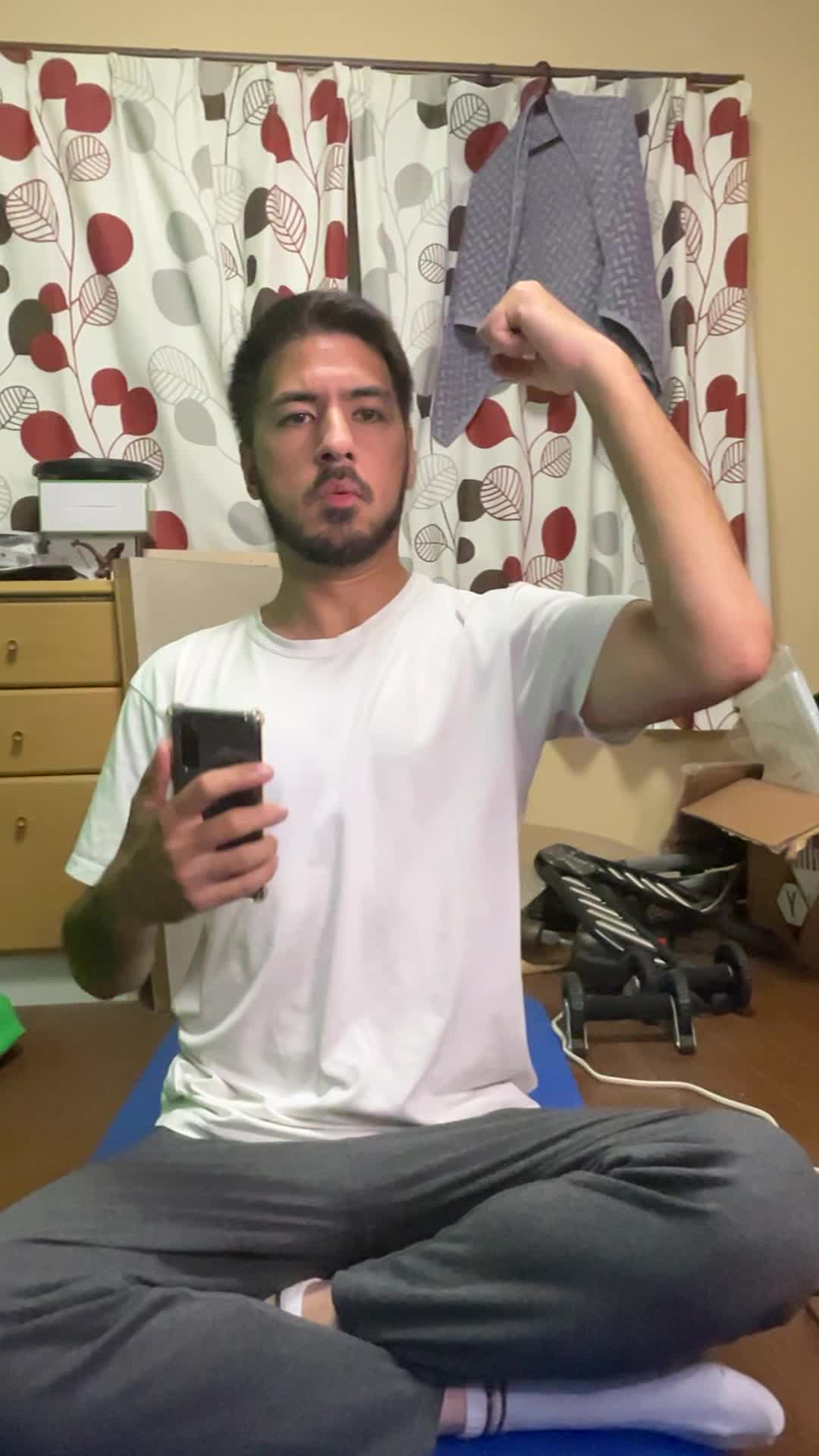 スマホの自撮りでで力こぶを作ろうとして「筋肉どこ行った？」と困るリアクション