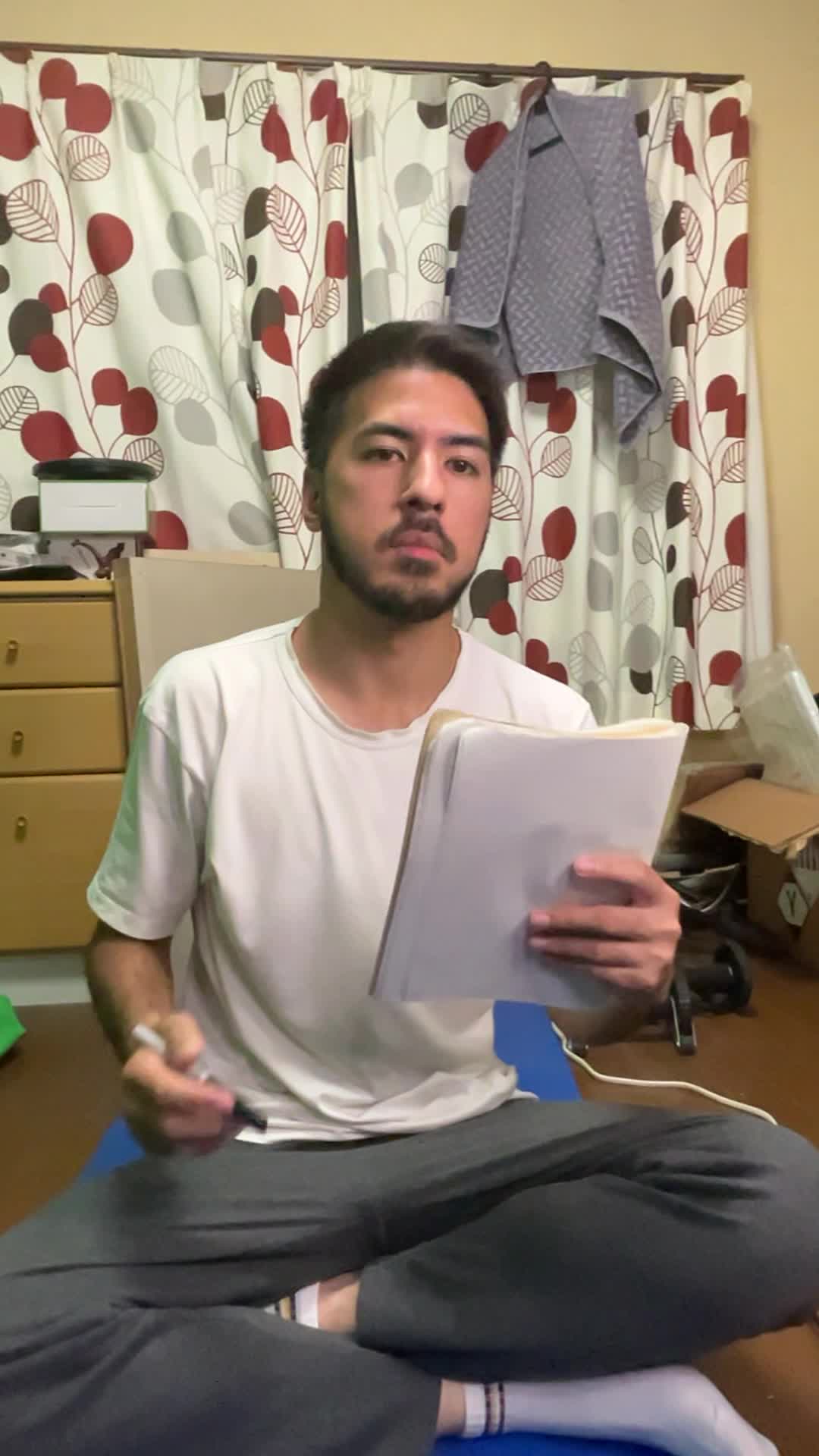 ヨガマットの上で、エクササイズのスケジュールを書き込みながら頷く姿