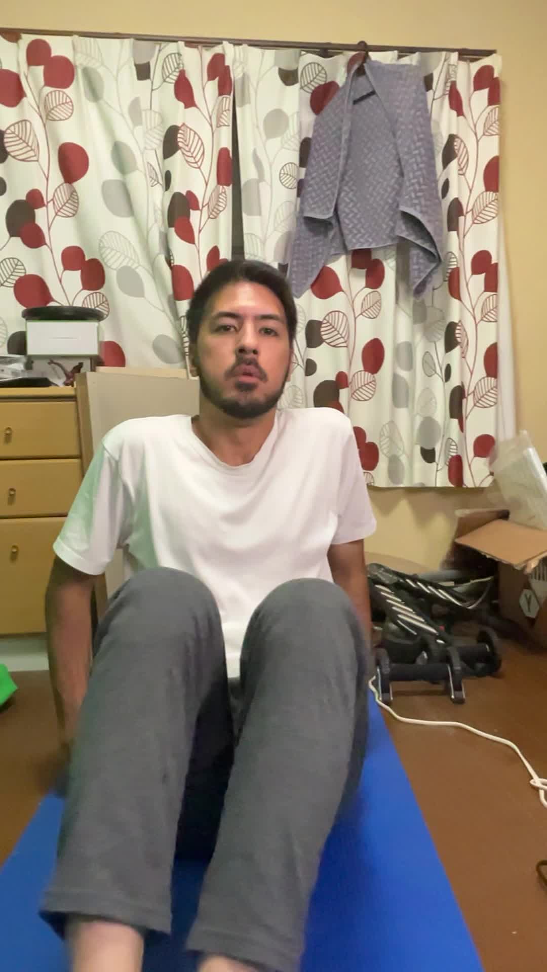 ヨガマットで軽く足を振り上げ、「キックの練習！」と自分に笑いかける仕草