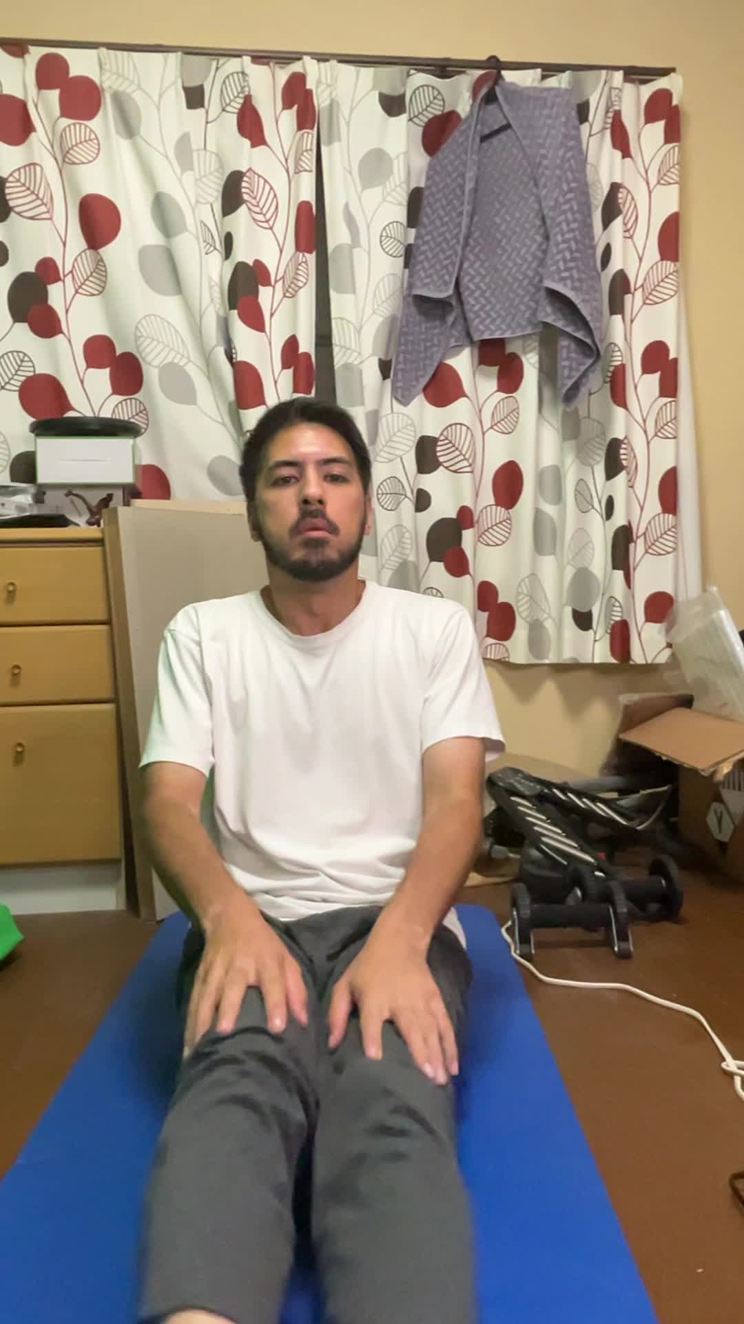 床に座り、足を軽く伸ばしながら「これって意外と気持ちいい！」と微笑む動作