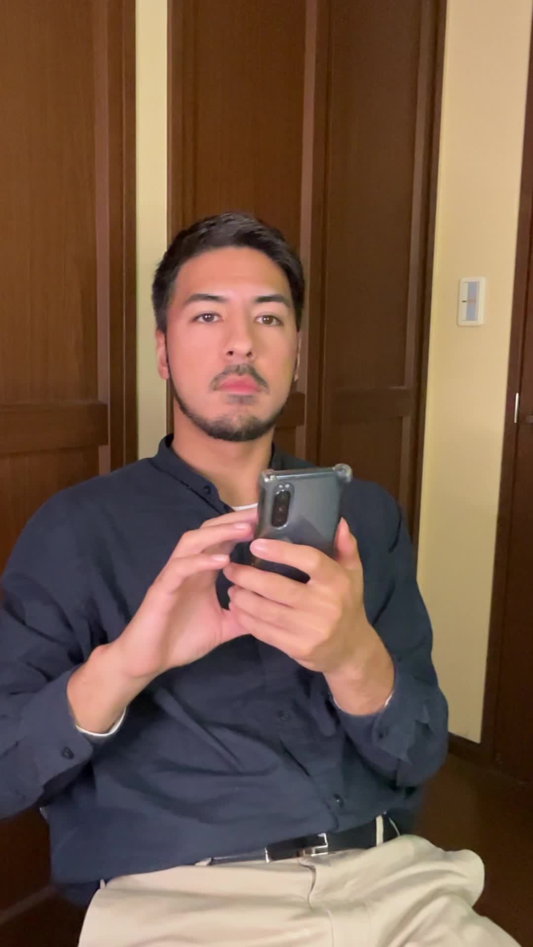 スマホで「ホワイトニング 方法」を検索して微笑む表情