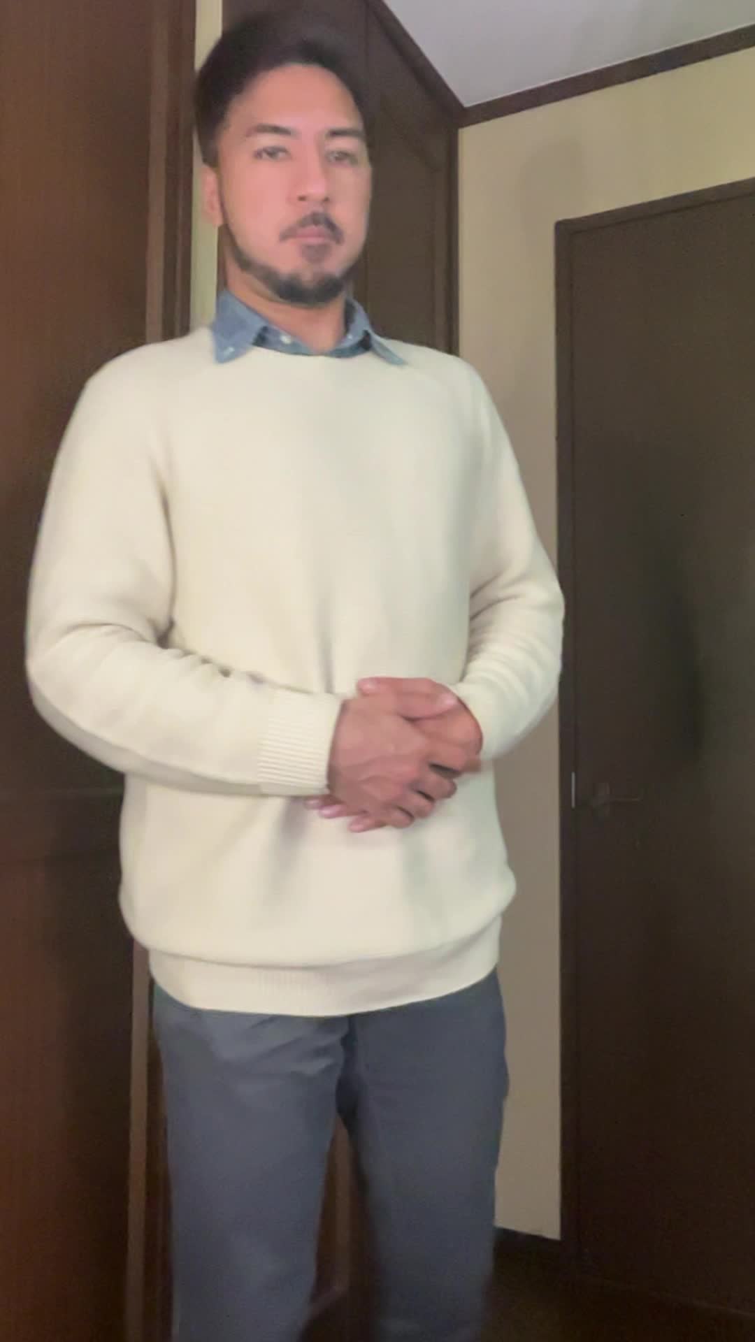 鏡を見ながらお腹を凹ませる動きをしている