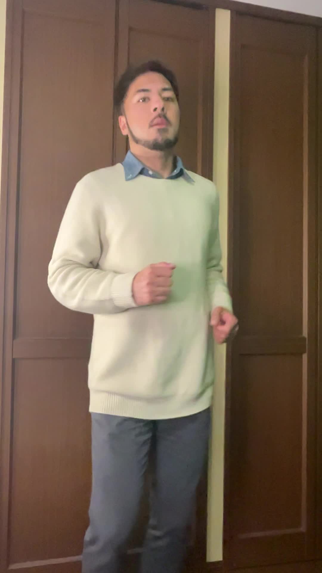 リビングで軽く足踏みをしながら体を温めている様子を見せる