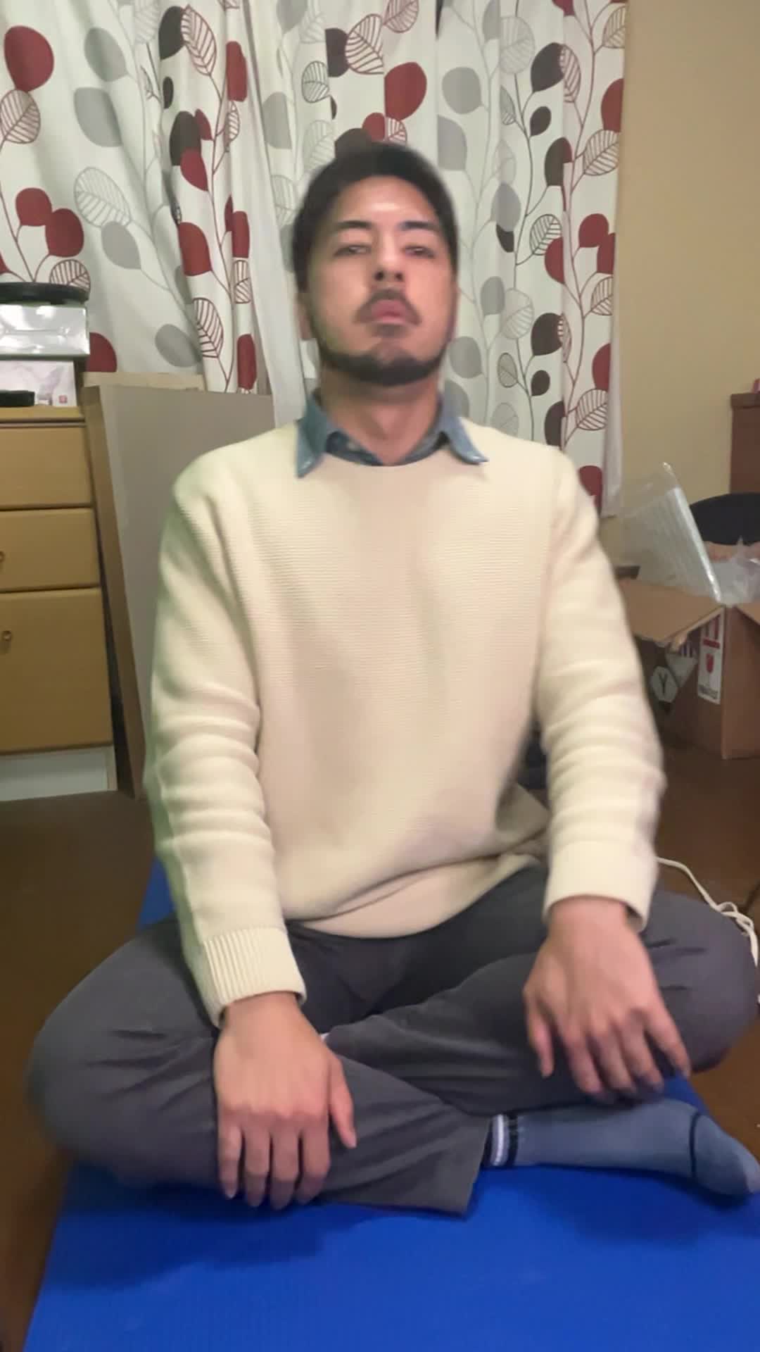 床に座り込み、両手を後ろについてリラックスしている様子