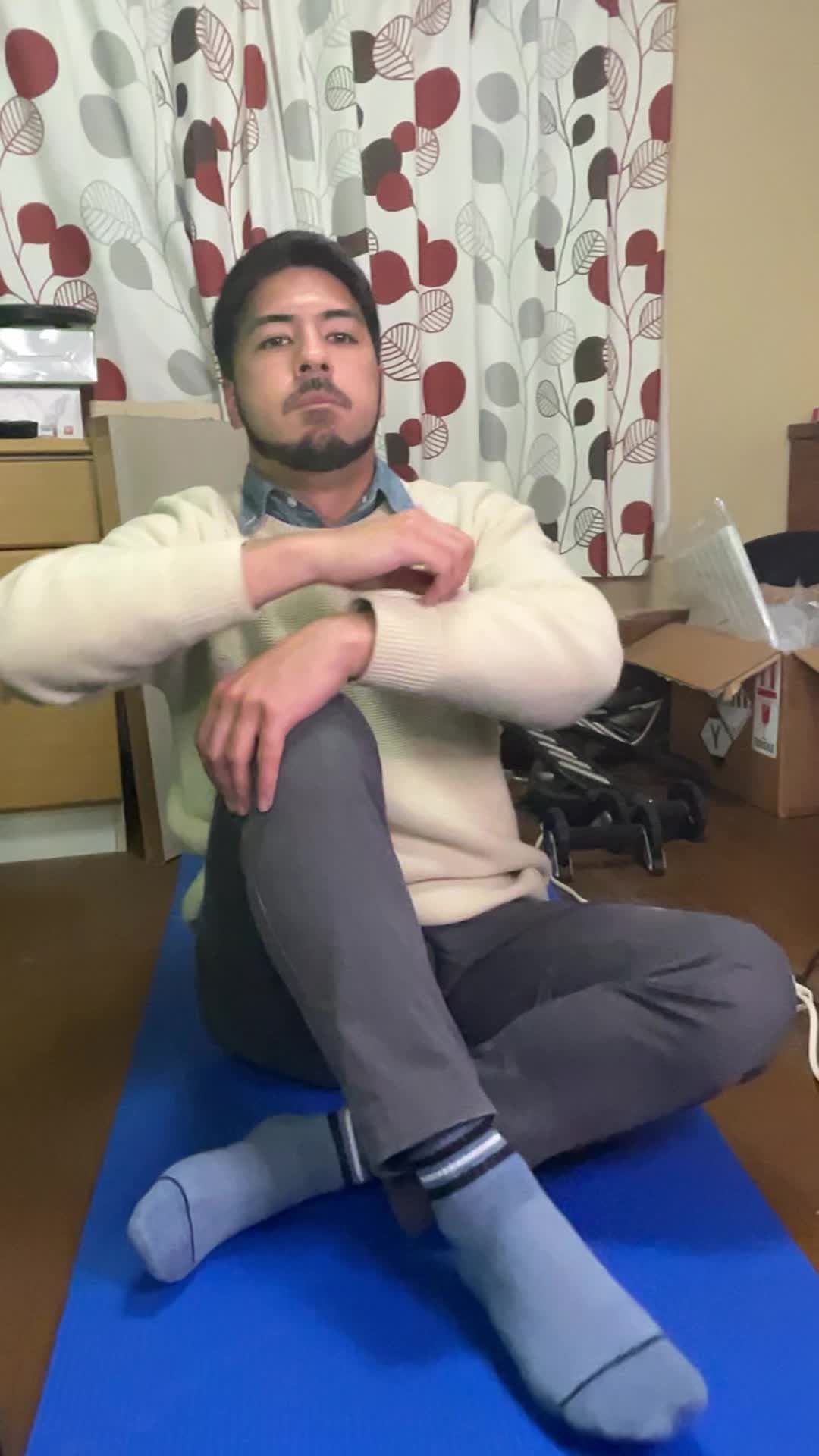 床に腰掛け、片膝を立てて体を支えながら物思いにふける