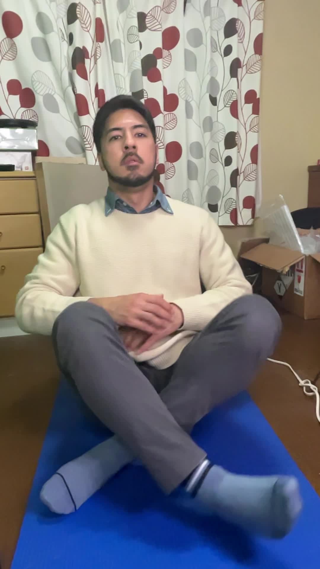床に軽く仰向けになり、お腹に手を当てて深呼吸をする