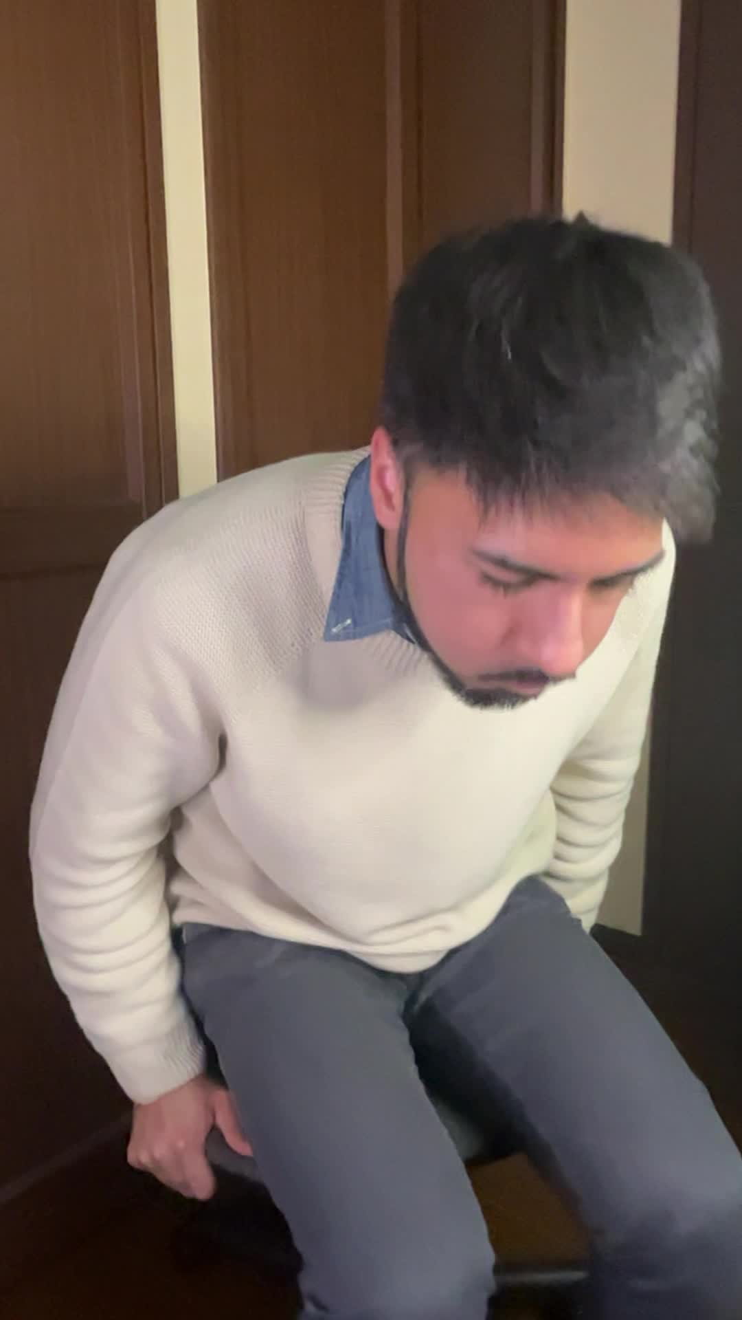 椅子に座り直し、肩を回しながら体をほぐしている